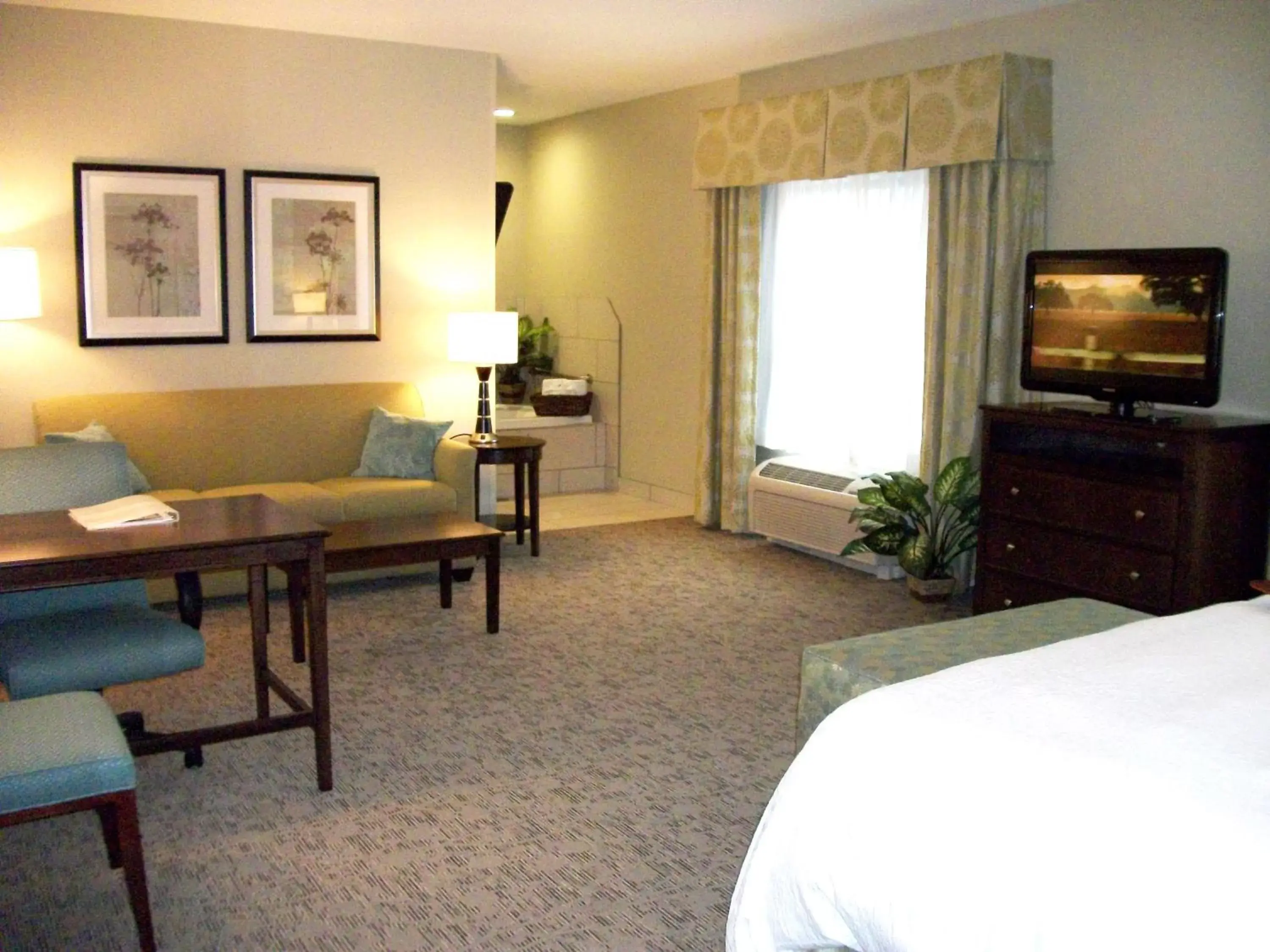 Bed, Seating Area in Hampton Inn & Suites Manteca