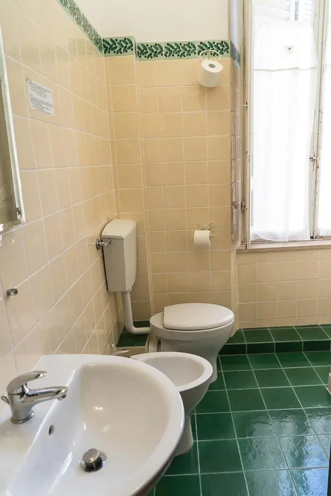 Bathroom in Albergo Tre Donzelle