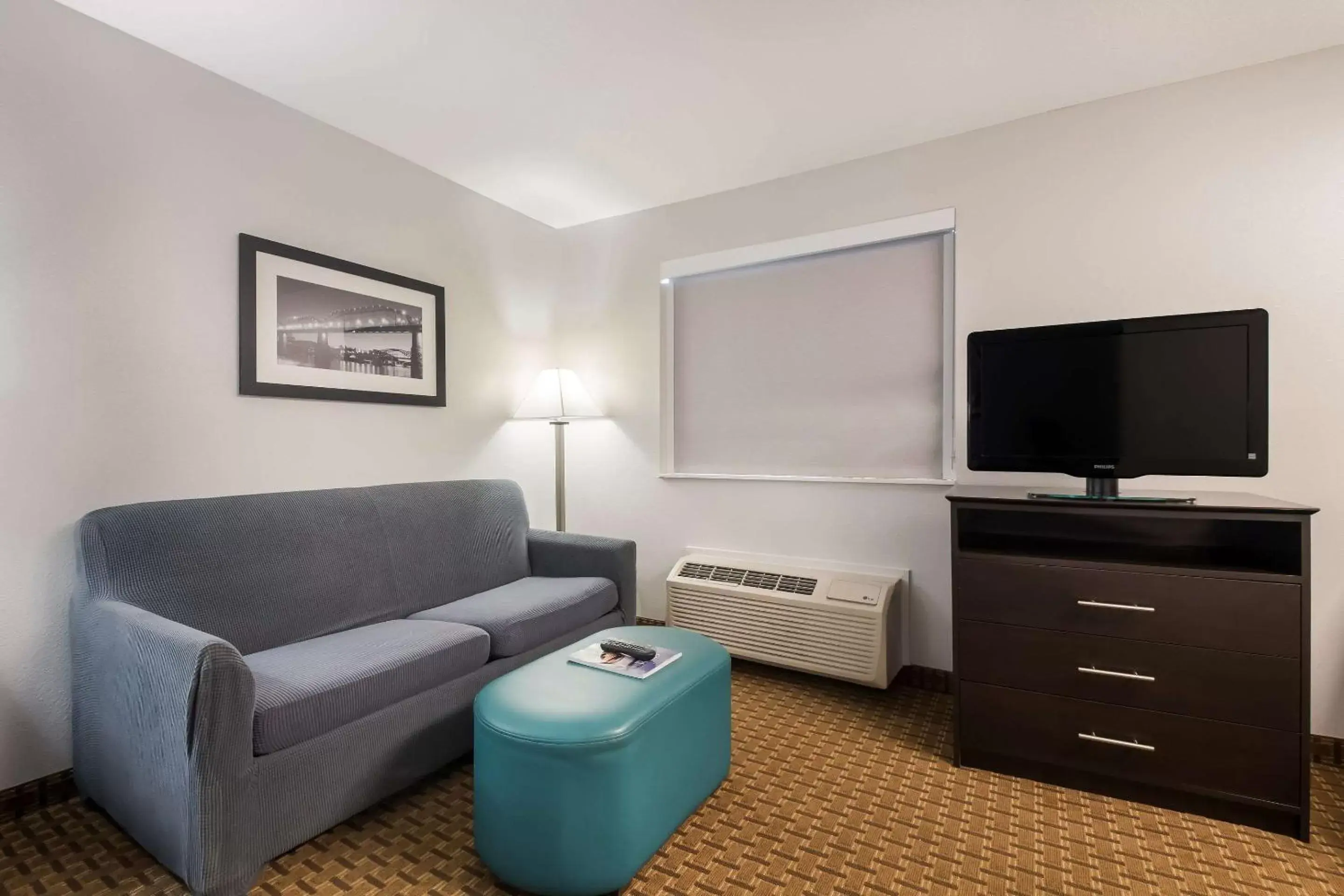 Seating area, TV/Entertainment Center in MainStay Suites Chattanooga Hamilton Place