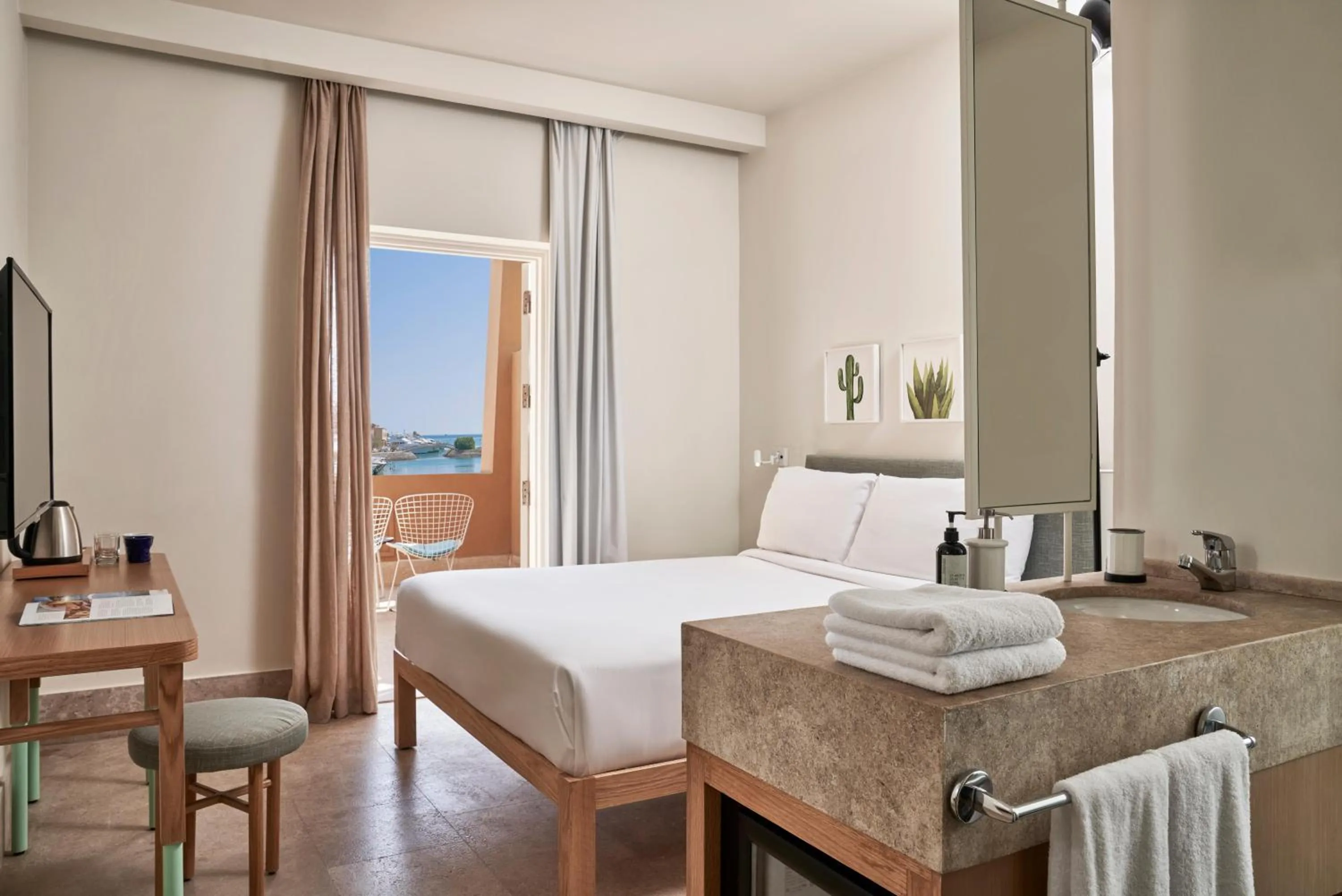 Photo of the whole room, Bed in Captain's Inn Hotel