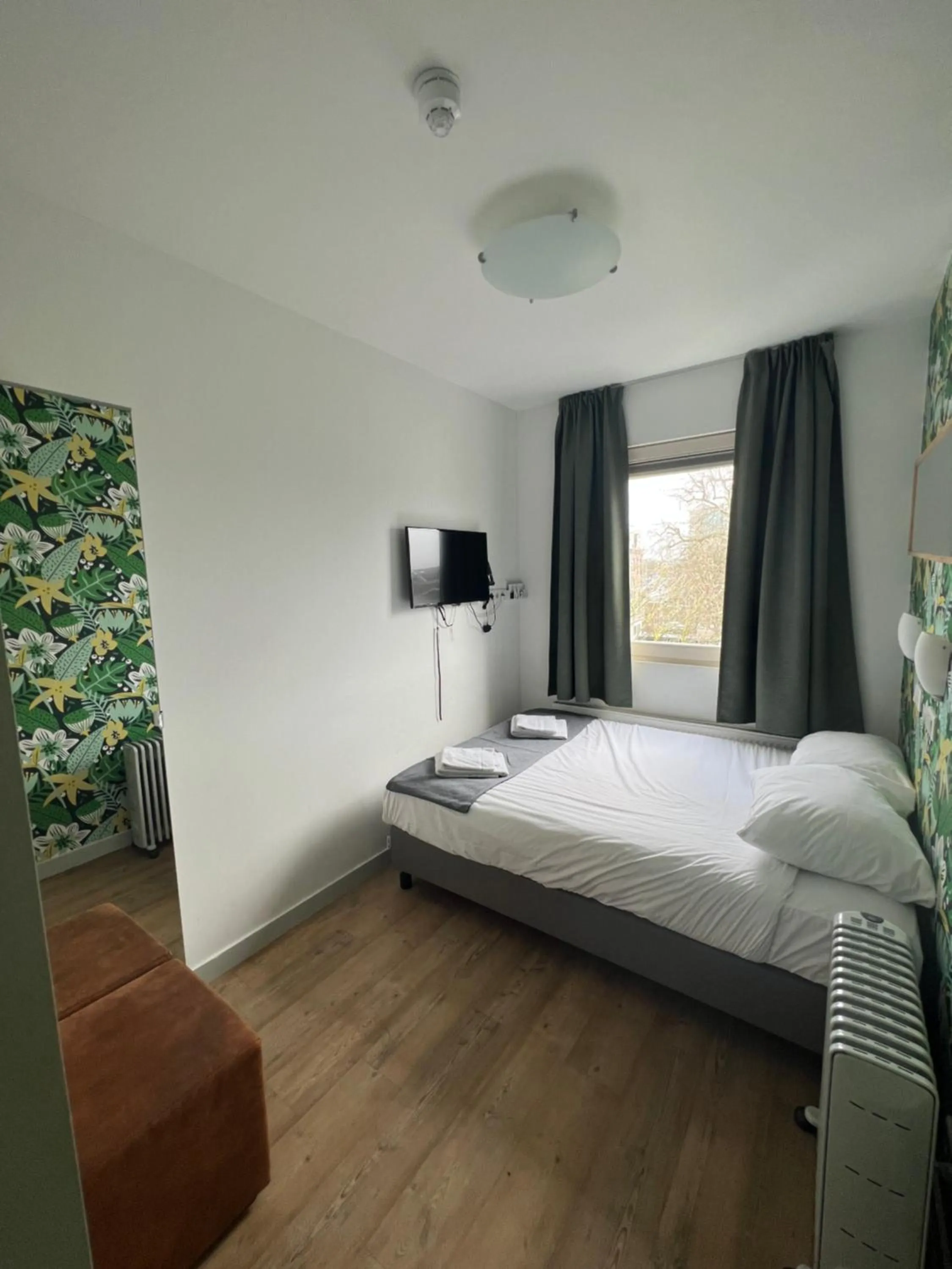 TV and multimedia, Bed in MAX Hotel Amsterdam