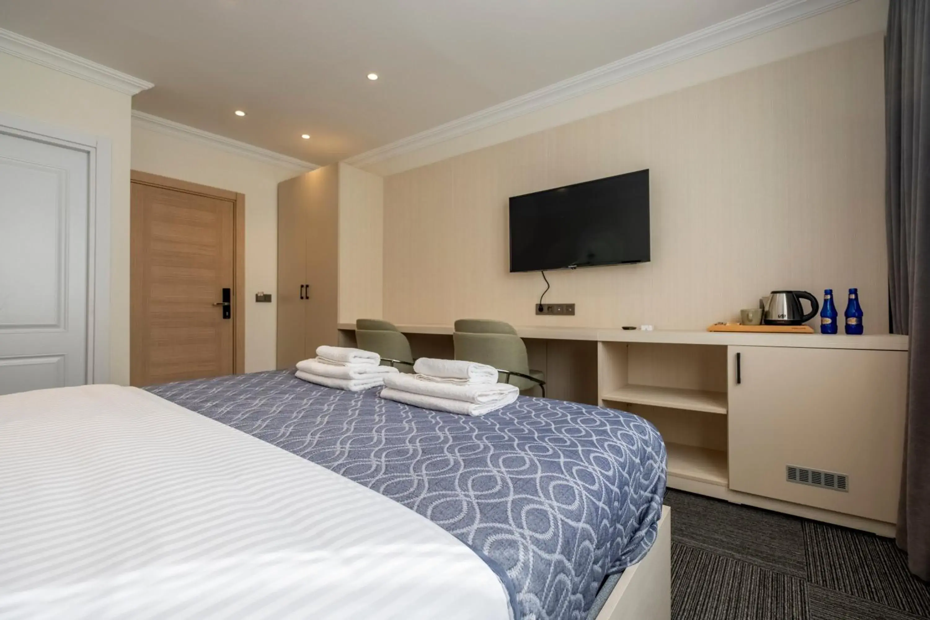 TV and multimedia, Bed in Hub Suite Istanbul