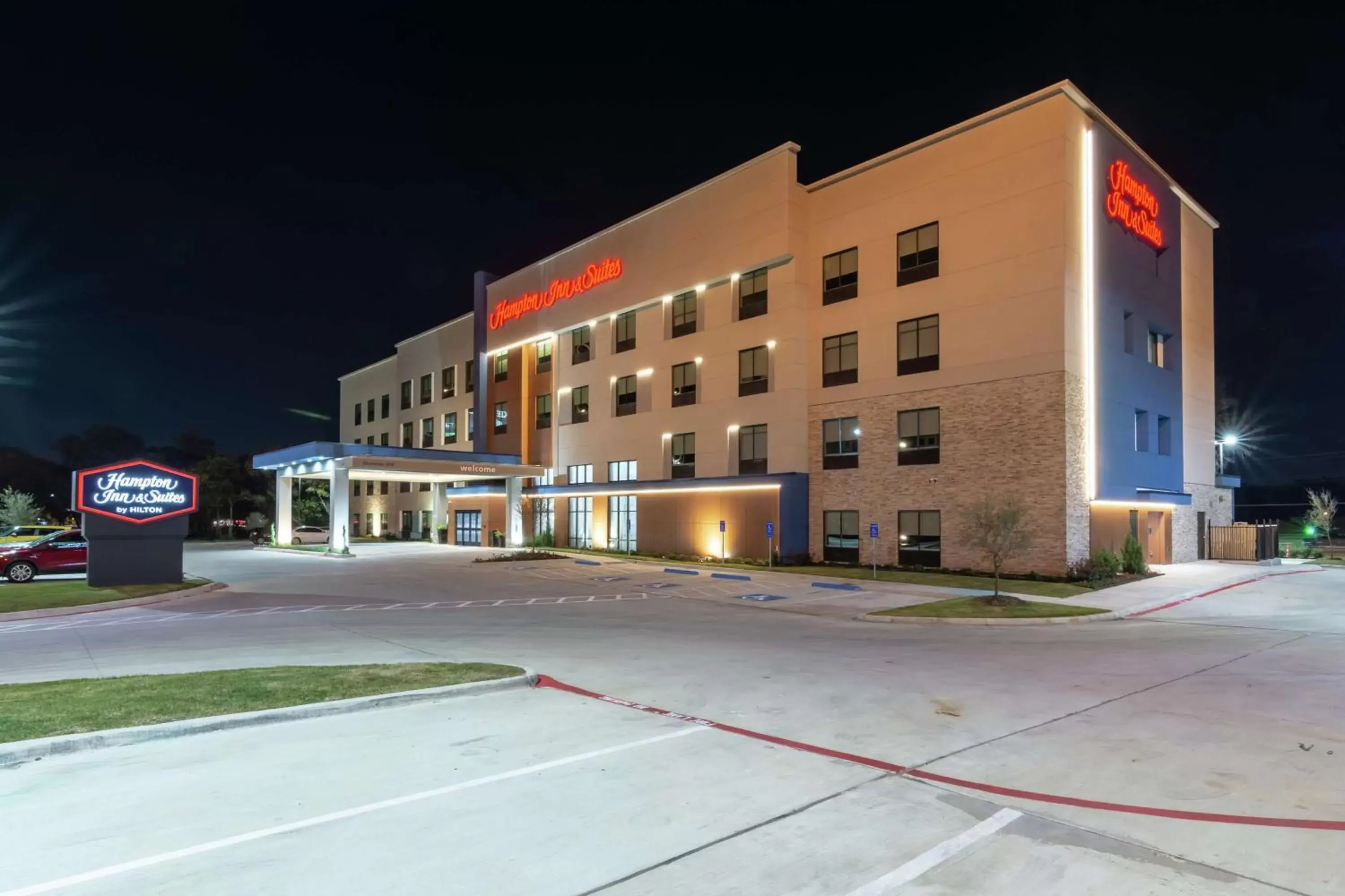 Property building in Hampton Inn & Suites Dallas East Property building in Hampton Inn & Suites Dallas East