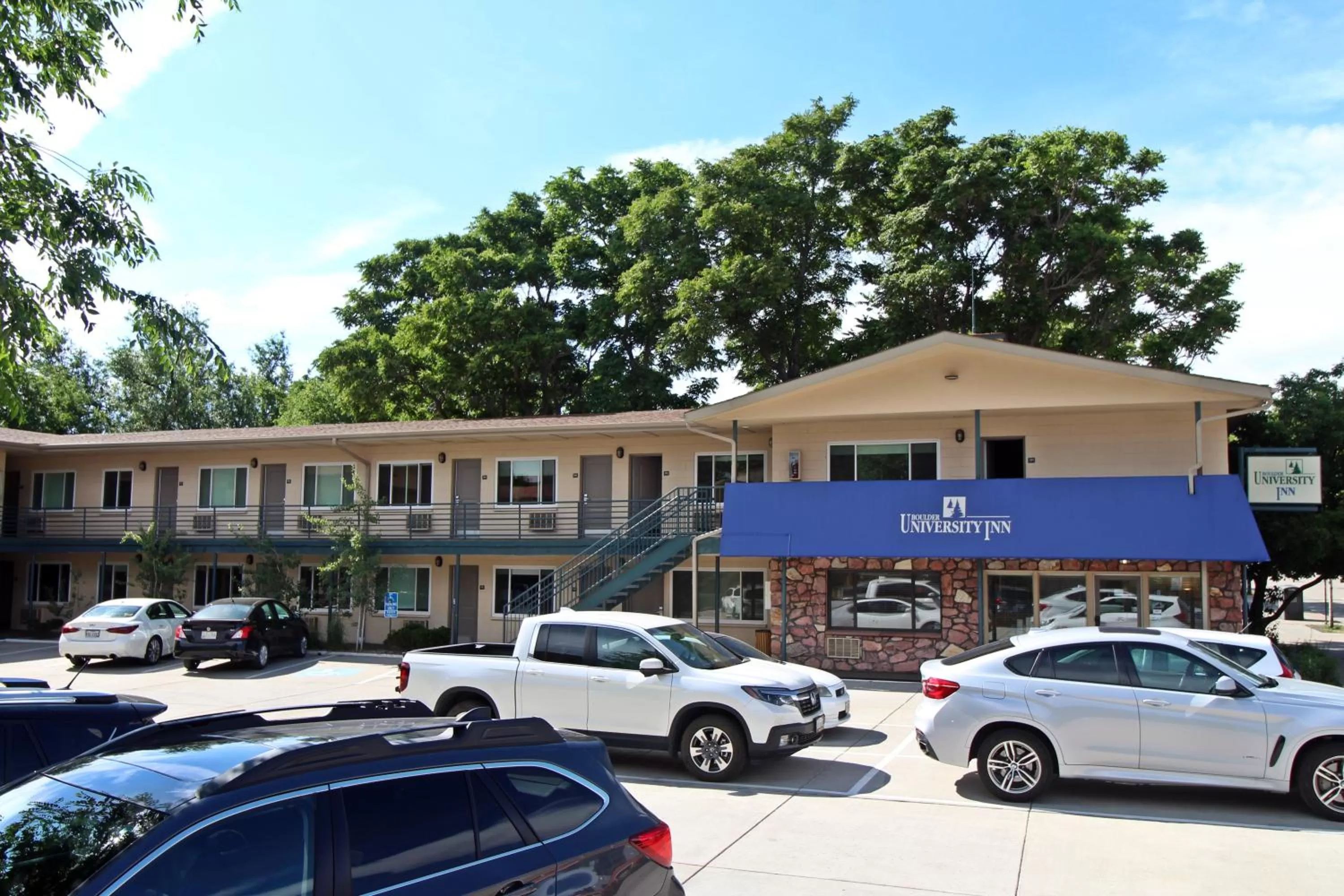 Facade/entrance in Boulder University Inn