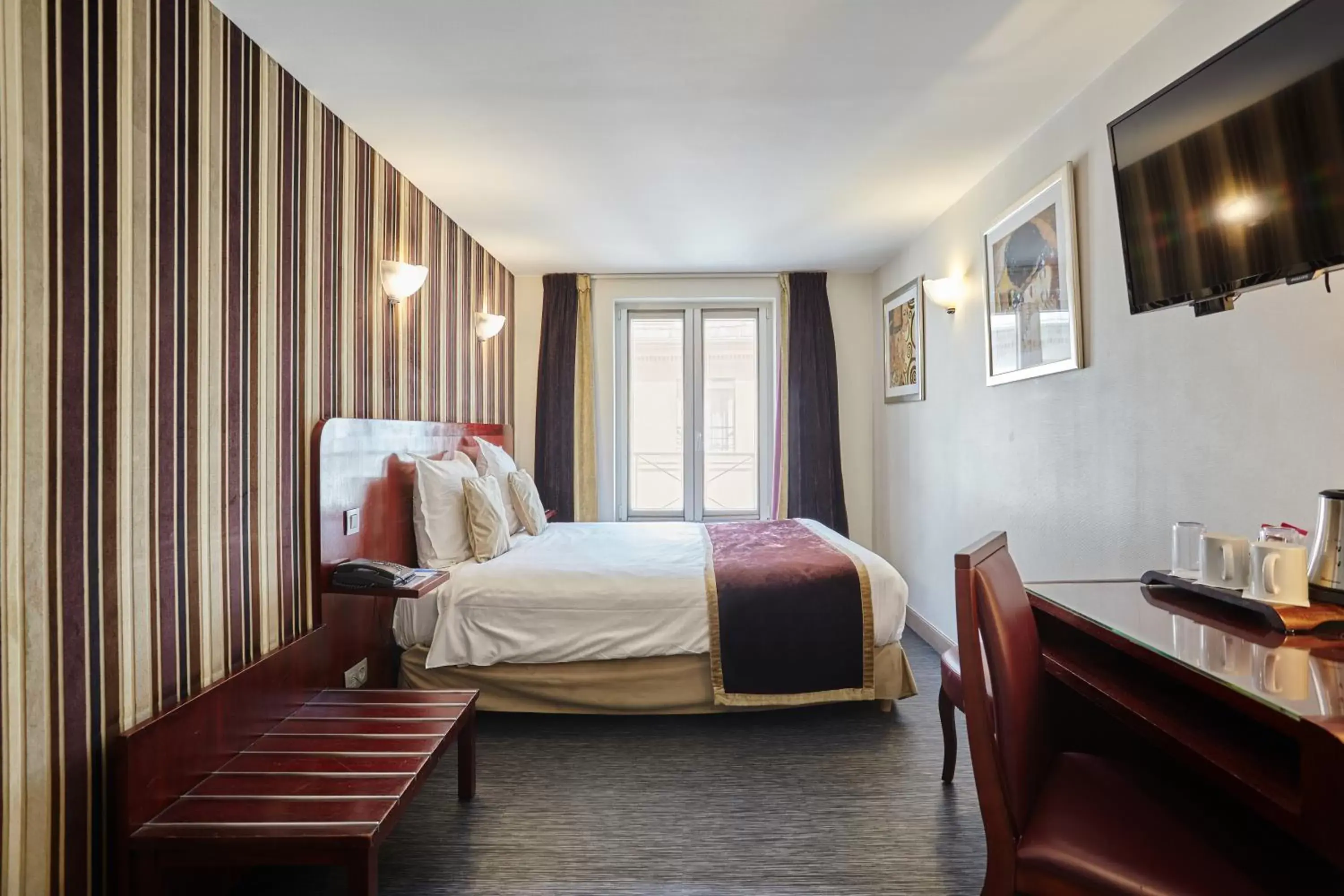 Bedroom in Hotel Opéra d'Antin