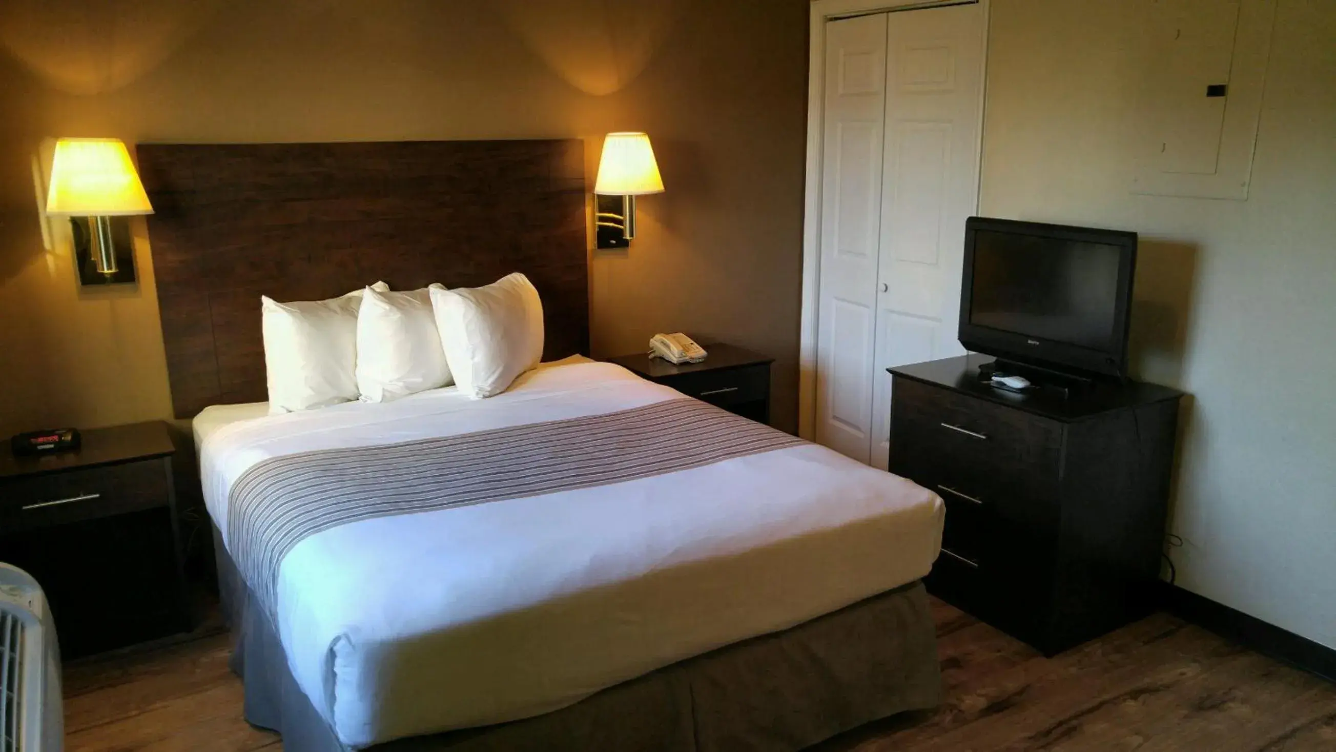 Bed in Suburban Studios near University of North Carolina-Charlotte Bed in Suburban Studios near University of North Carolina-Charlotte