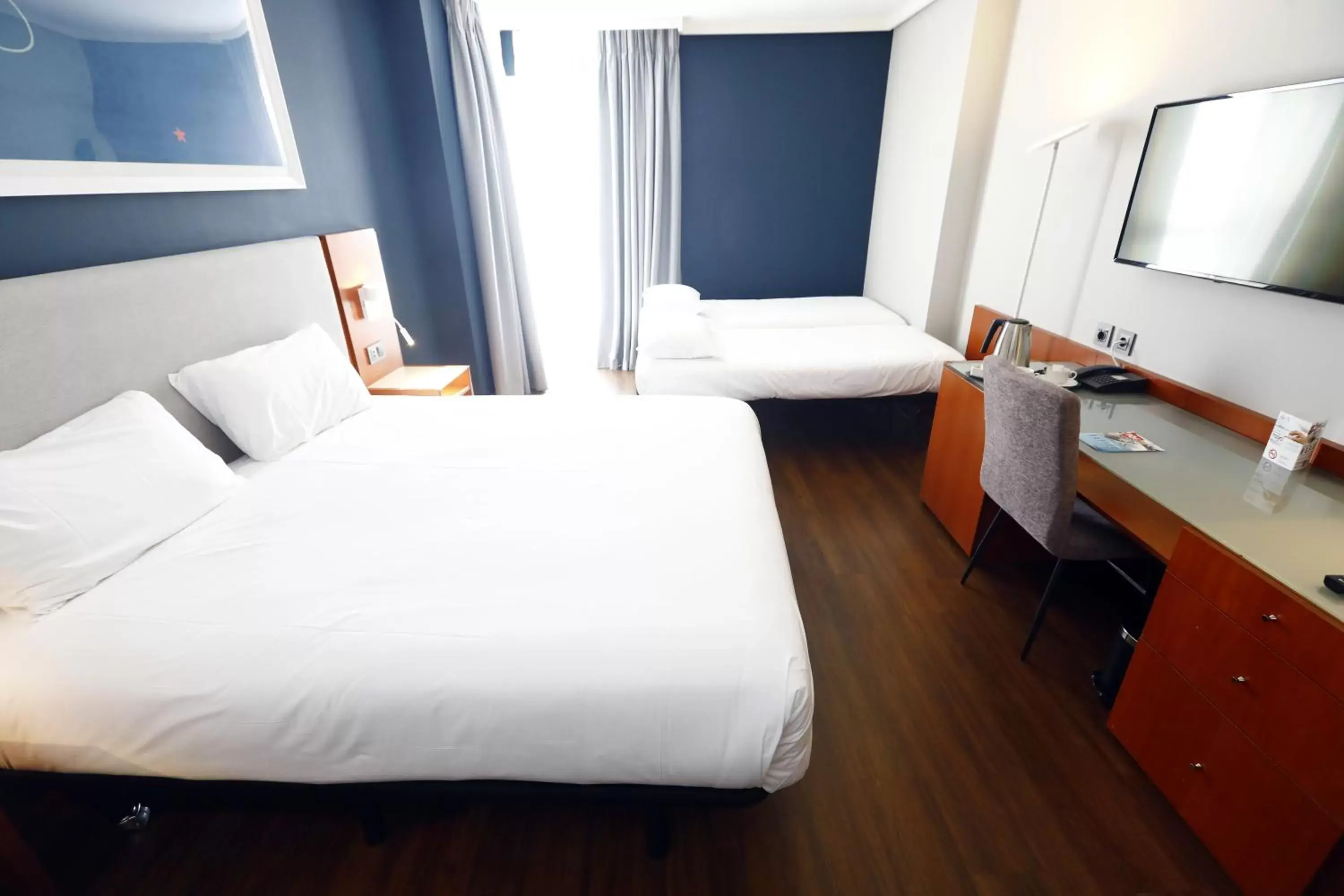 Bed in Travelodge Madrid Coslada Aeropuerto