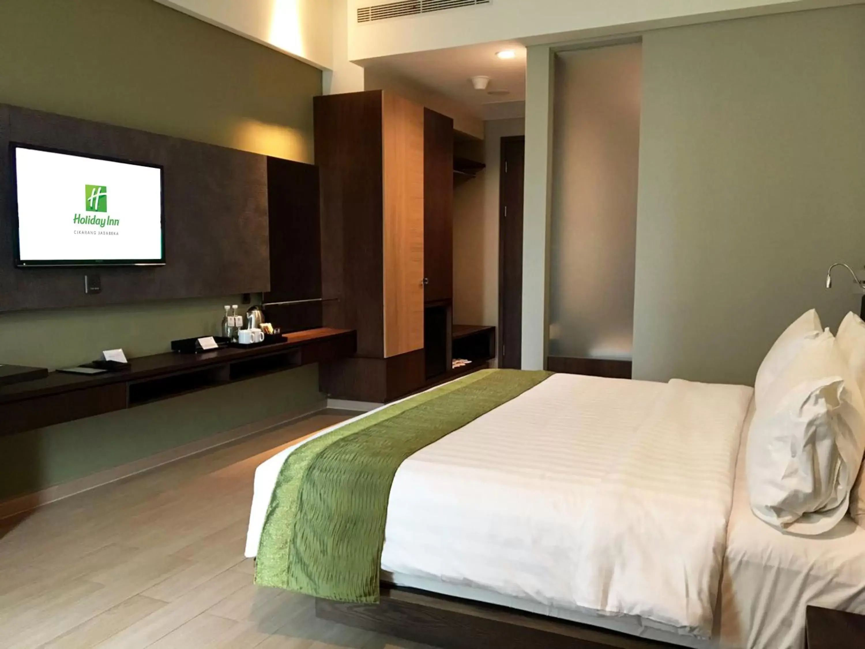 Photo of the whole room, Bed in Holiday Inn Cikarang Jababeka, an IHG Hotel