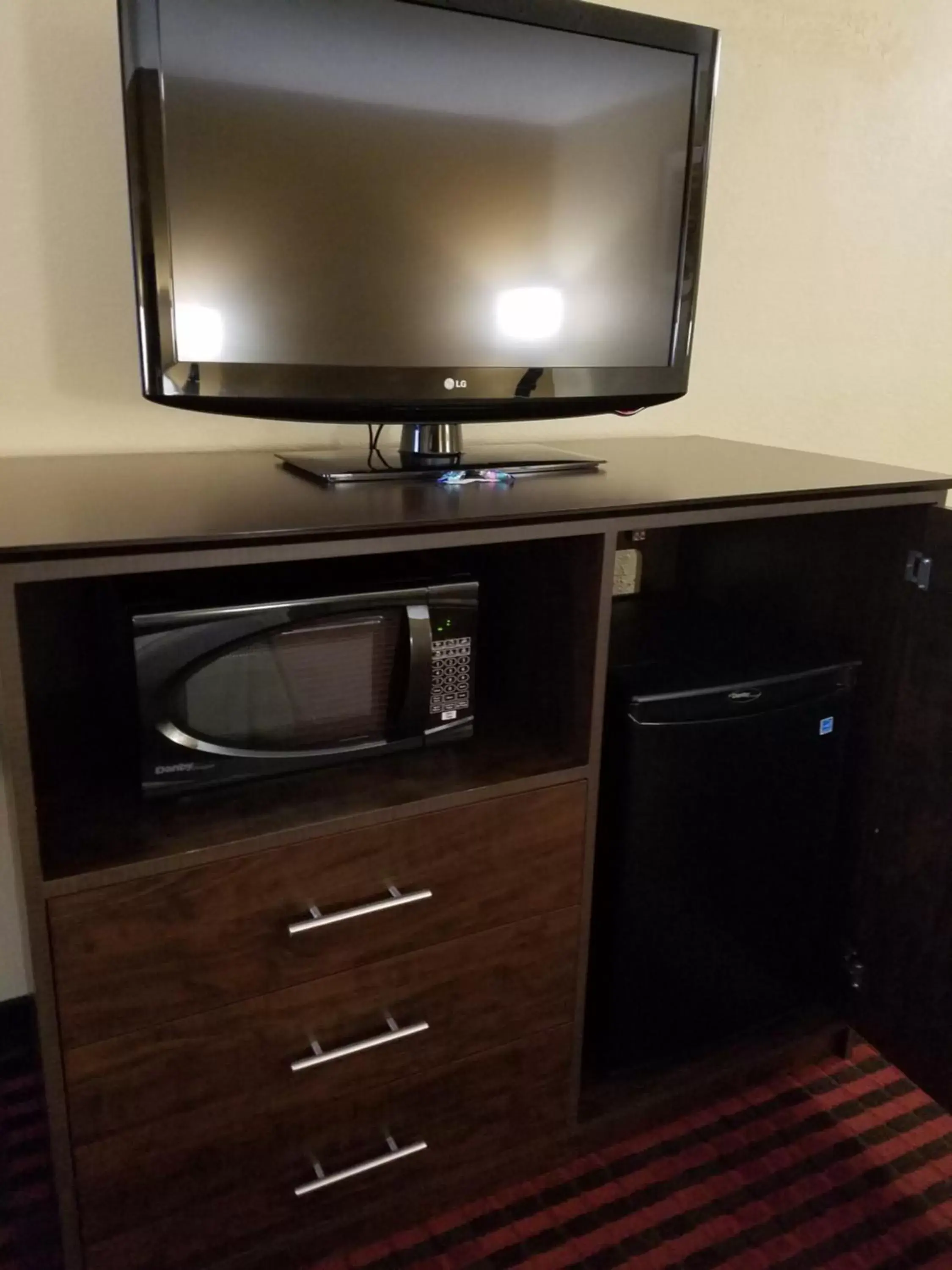 Bedroom, TV/Entertainment Center in Best Western Martinsville Inn