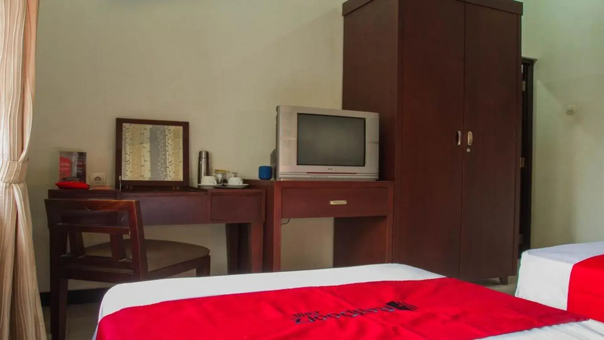 Bed, TV/Entertainment Center in RedDoorz @ Cikutra 3