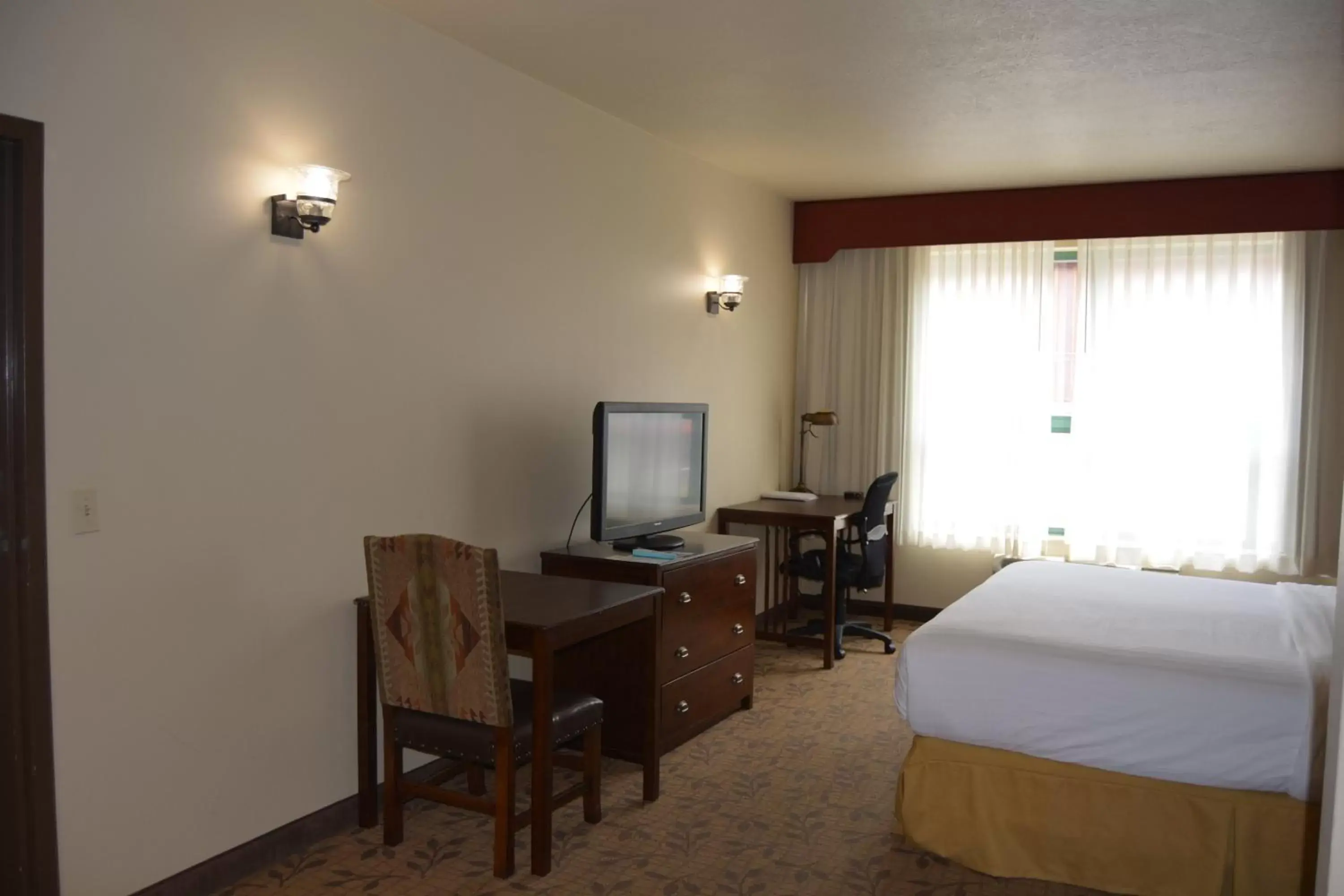 Photo of the whole room, TV/Entertainment Center in Holiday Inn Express Springdale - Zion National Park Area, an IHG Hotel