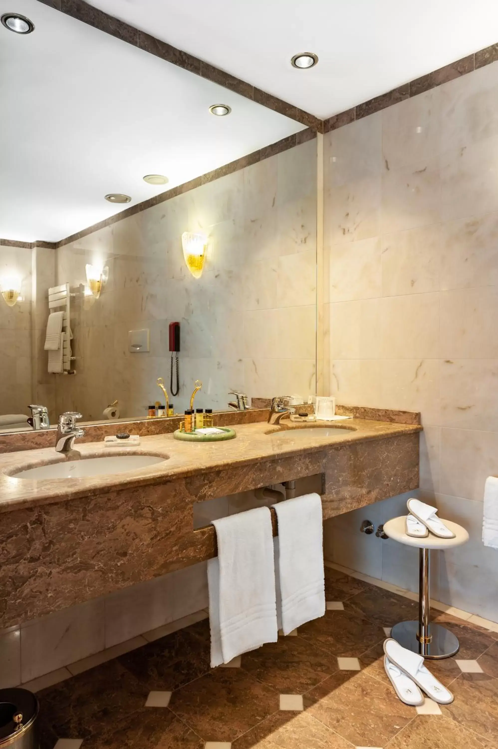 Bathroom in Agora' Palace Hotel