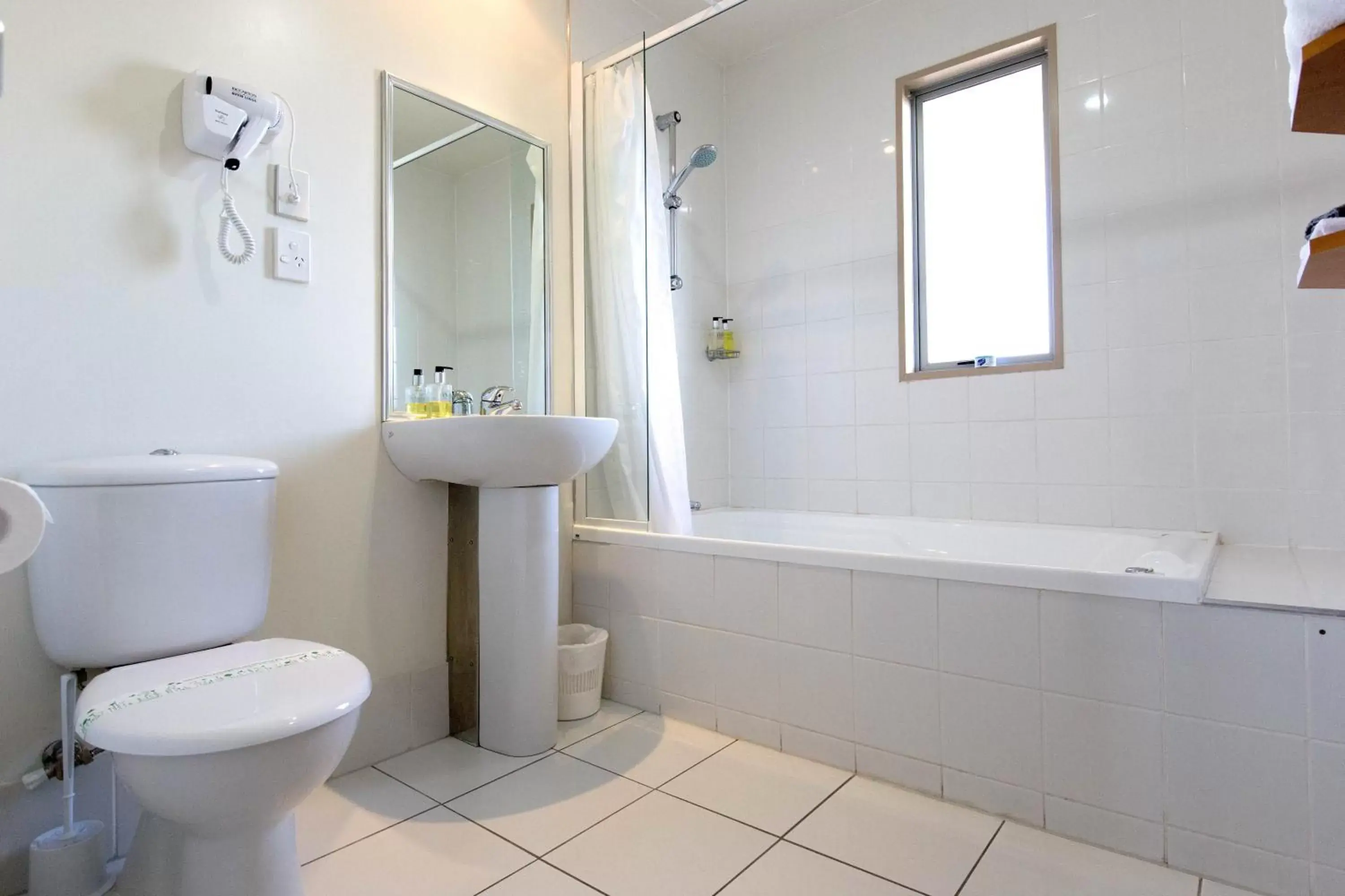 Shower, Bathroom in Riccarton Motor Lodge