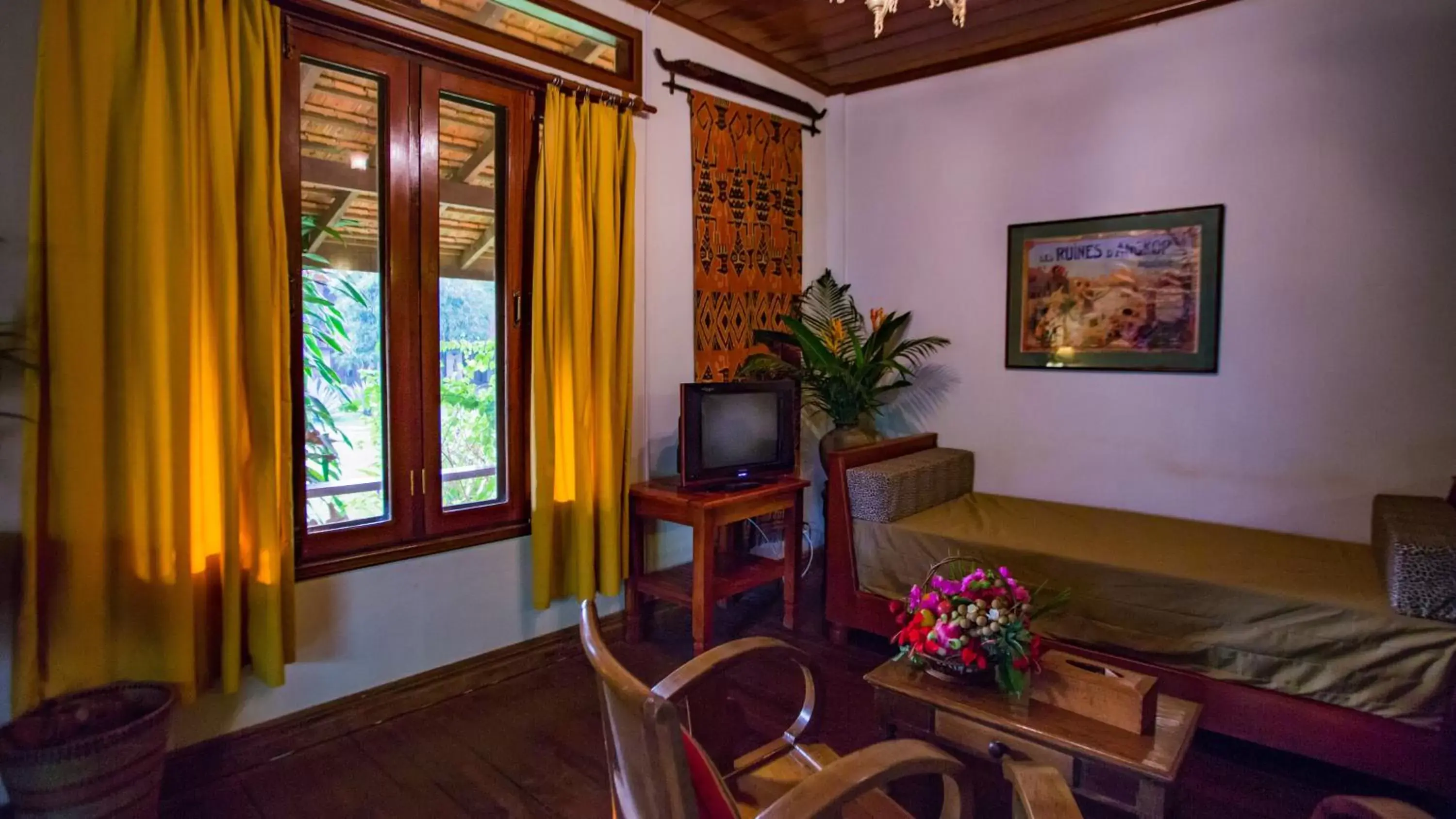 Living room, TV/Entertainment Center in Terres Rouges Lodge