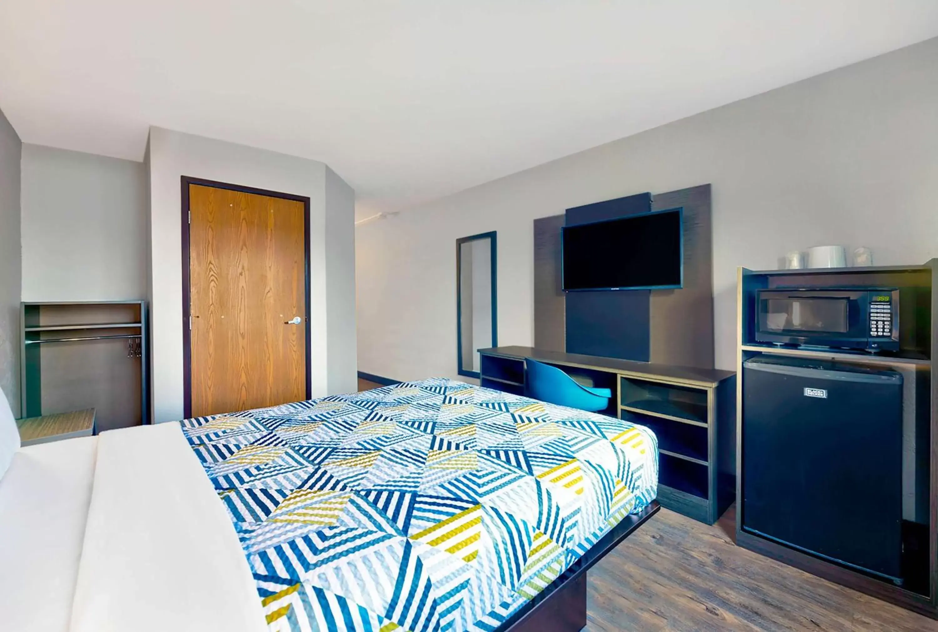 Bedroom, Bed in Motel 6-Cedar Rapids, IA - Airport Bedroom, Bed in Motel 6-Cedar Rapids, IA - Airport