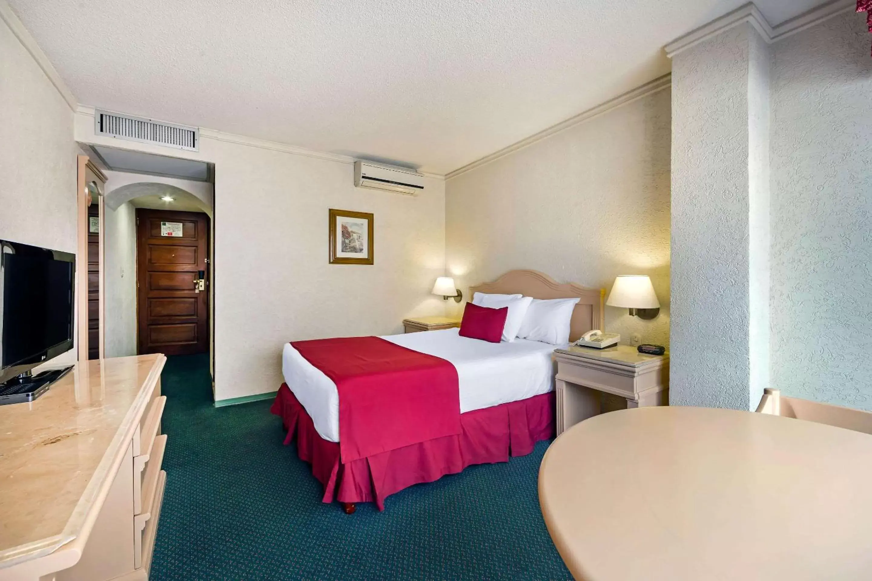 Photo of the whole room, Bed in Quality Inn Aguascalientes Photo of the whole room, Bed in Quality Inn Aguascalientes