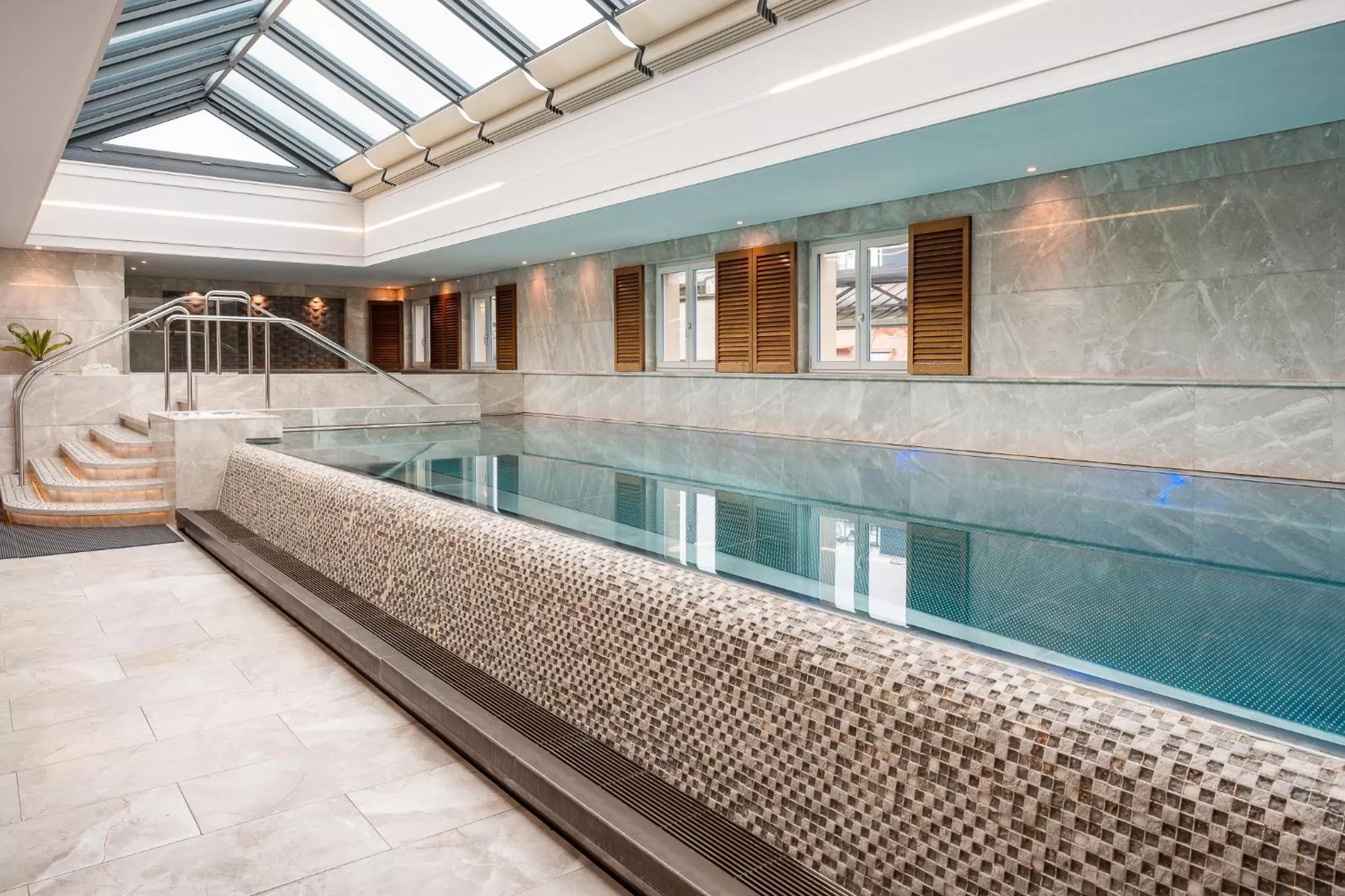Swimming pool in Four Seasons Hotel des Bergues Geneva
