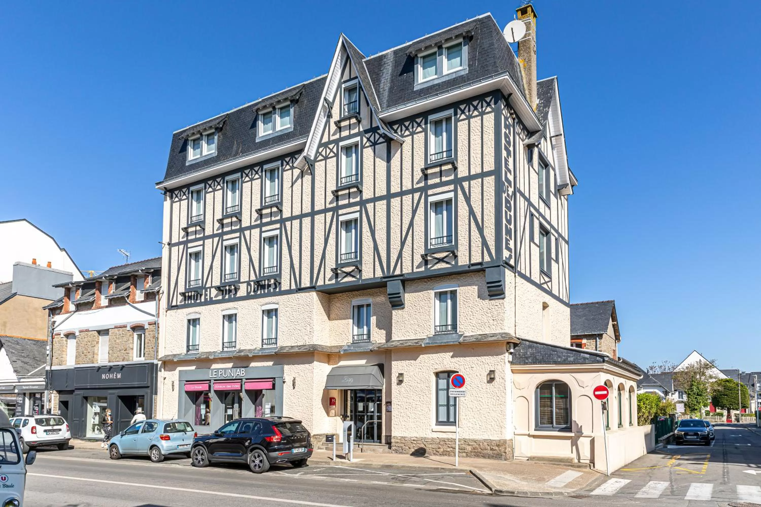 Property building in Hotel Des Dunes