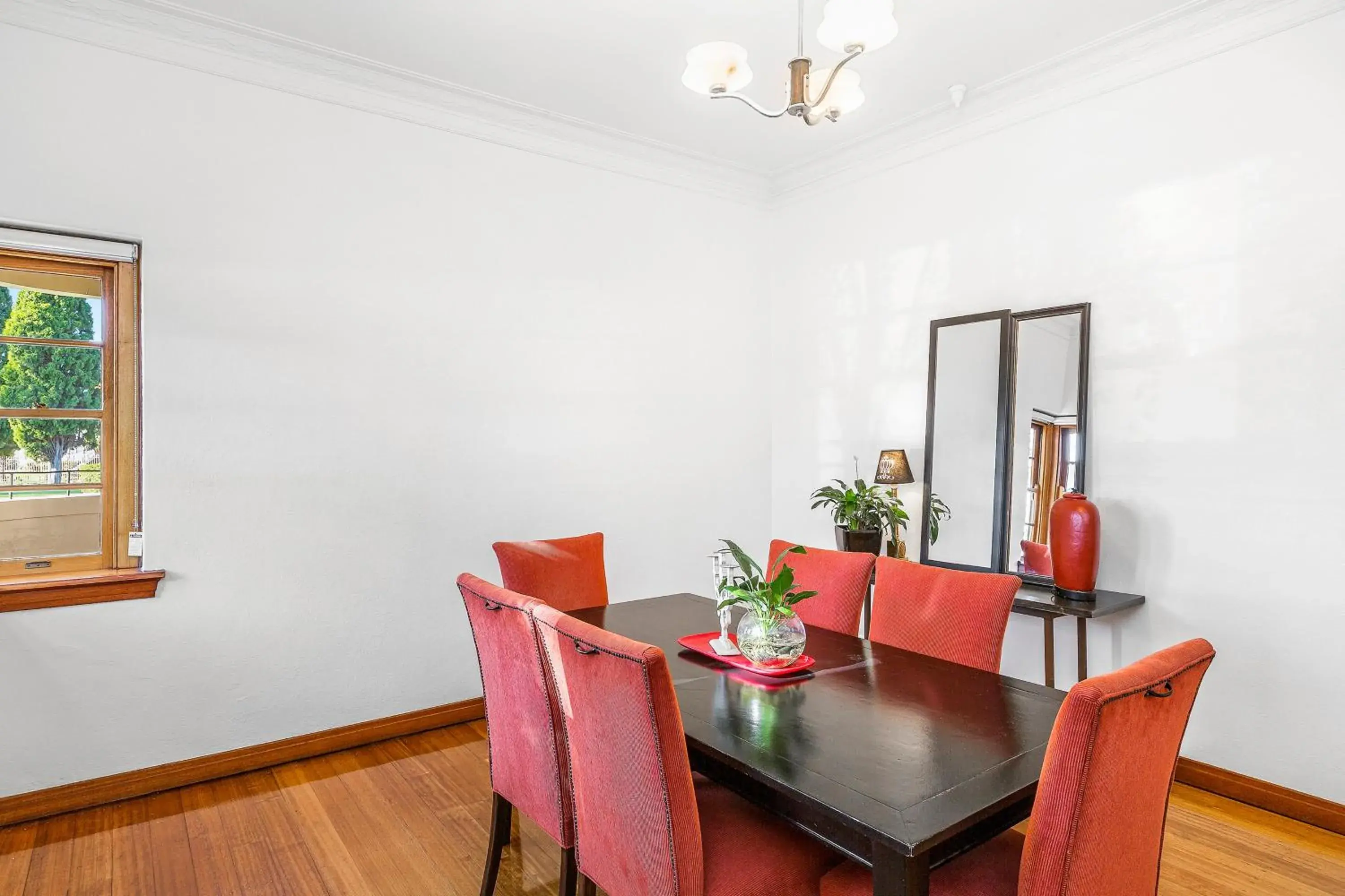 Seating area, Dining Area in Captains Retreat Apartments and Cottages