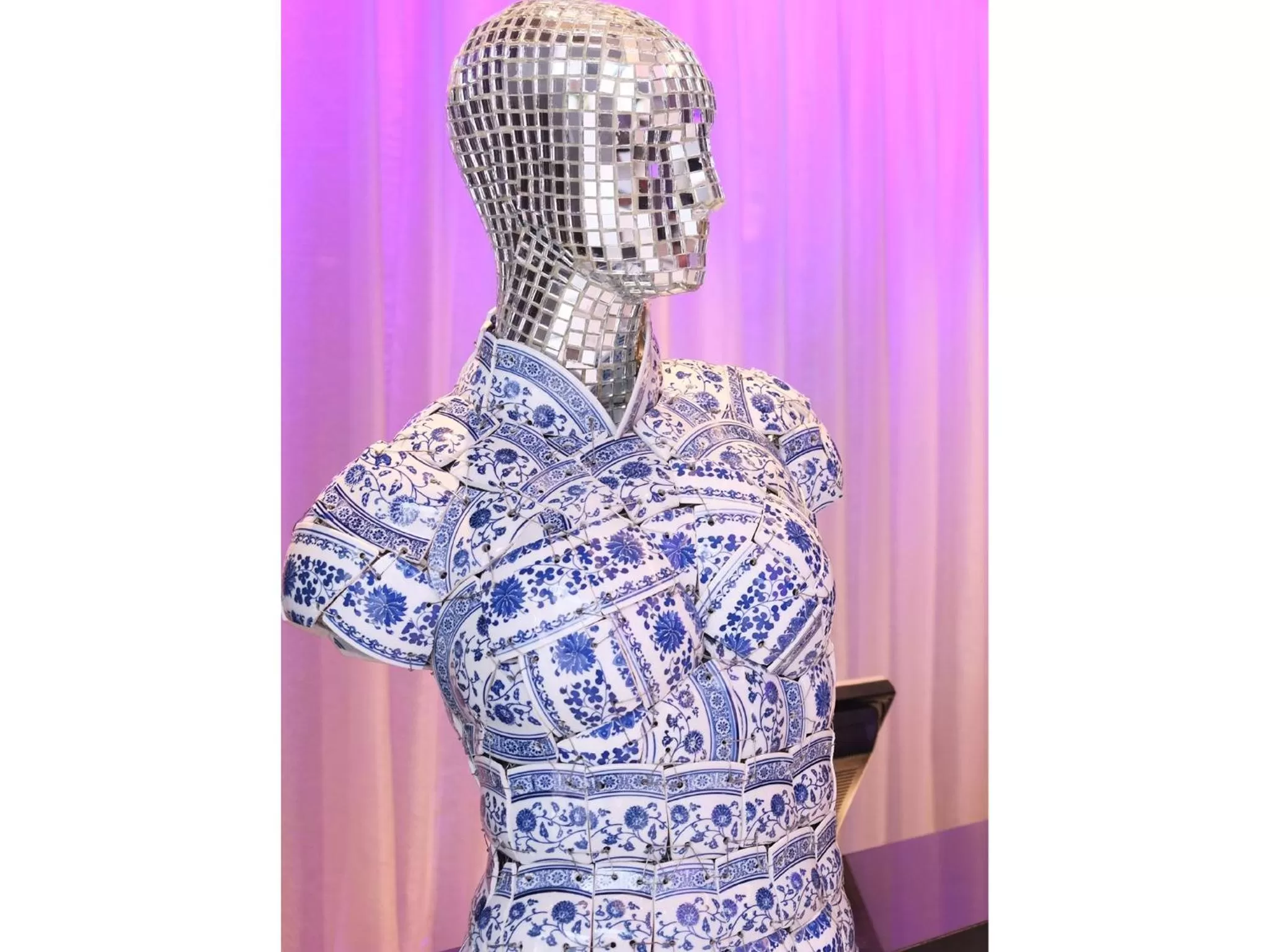 Decorative detail in Rendezvous Hotel Singapore by Far East Hospitality