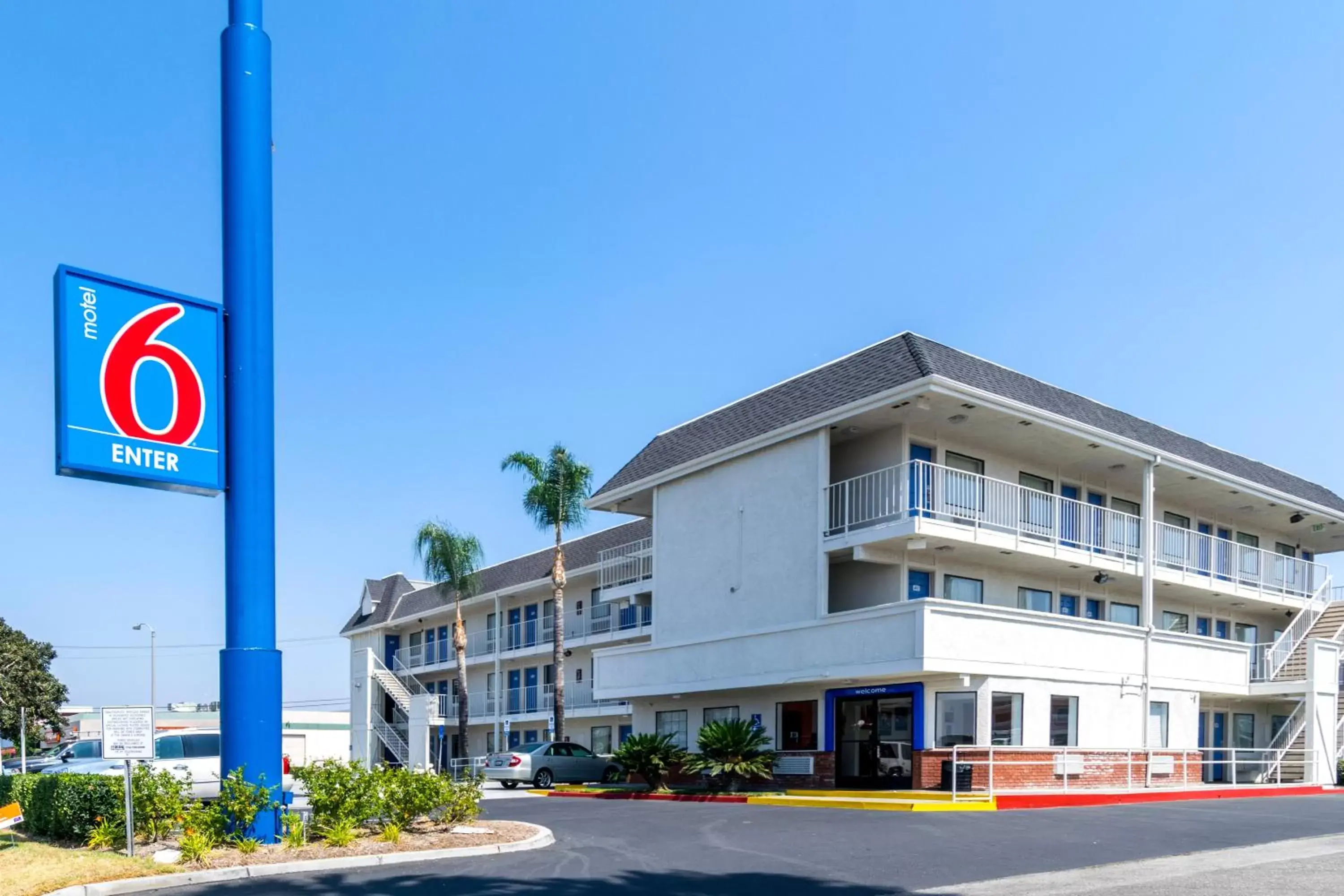 Facade/entrance, Property Building in Motel 6-Anaheim, CA - Fullerton East