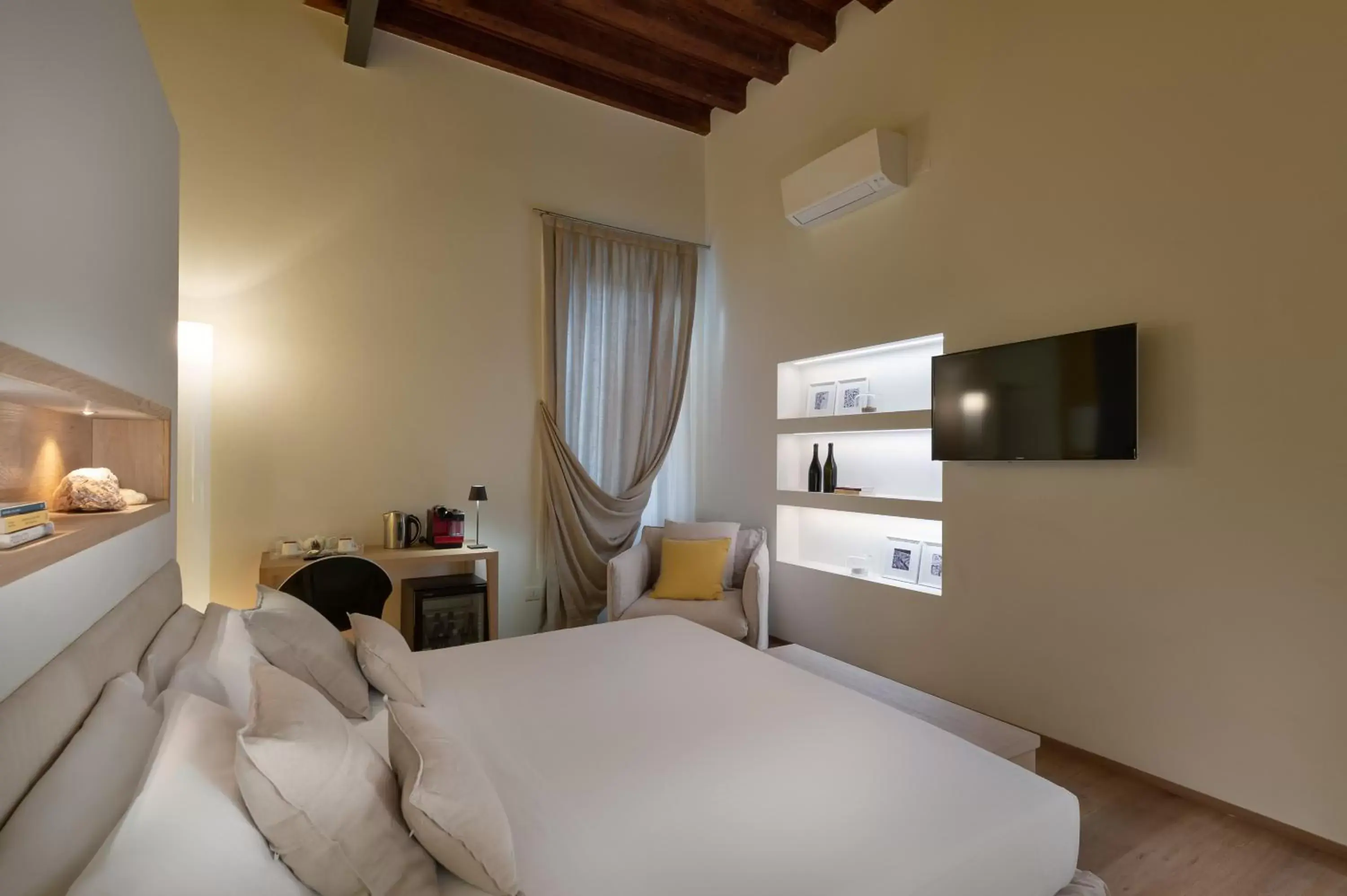 Bed in Massimago Wine Suites