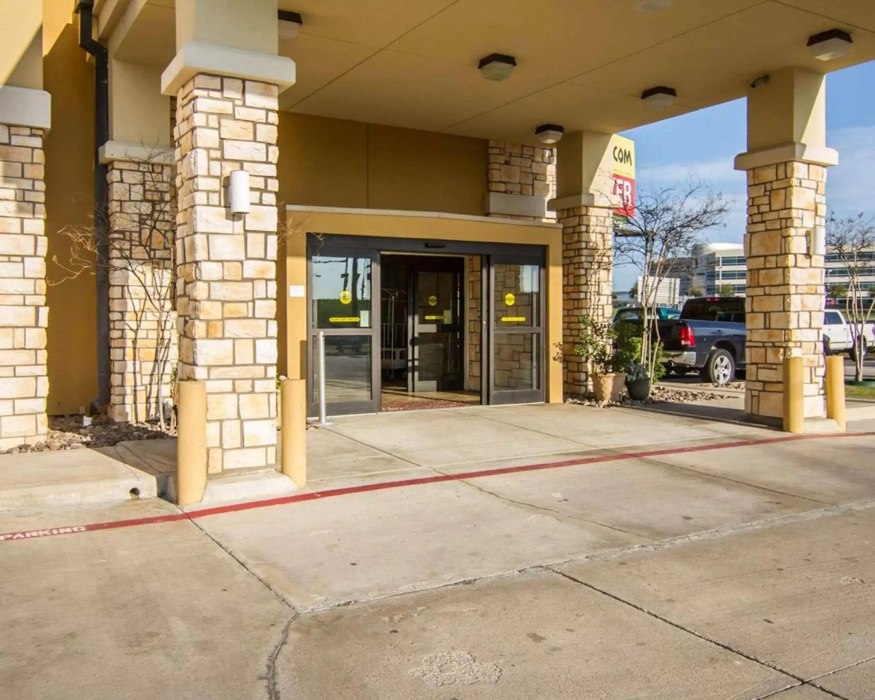 Property building in Comfort Suites West Dallas-Cockrell Hill