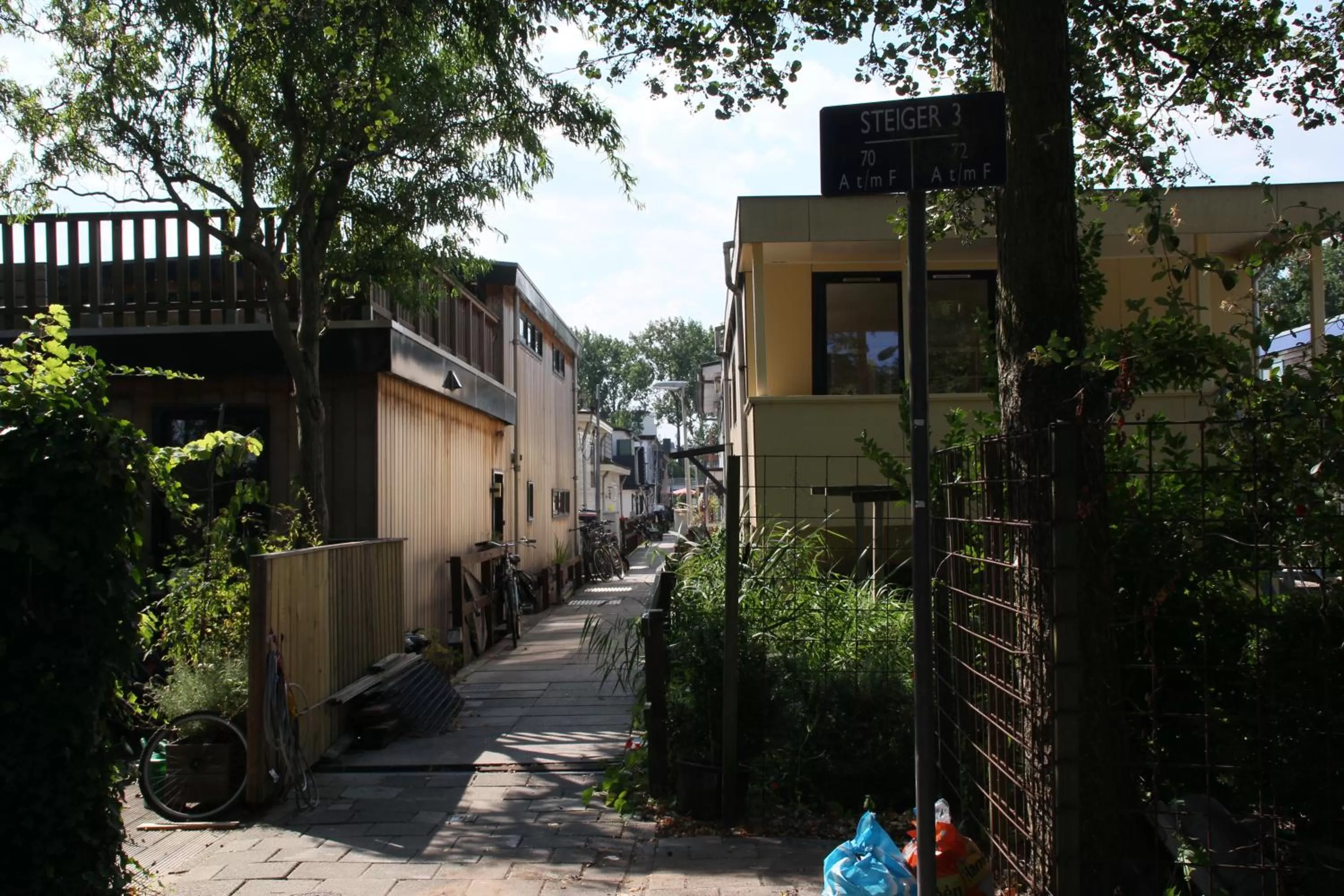 Neighbourhood in Houseboat Studio Sooki