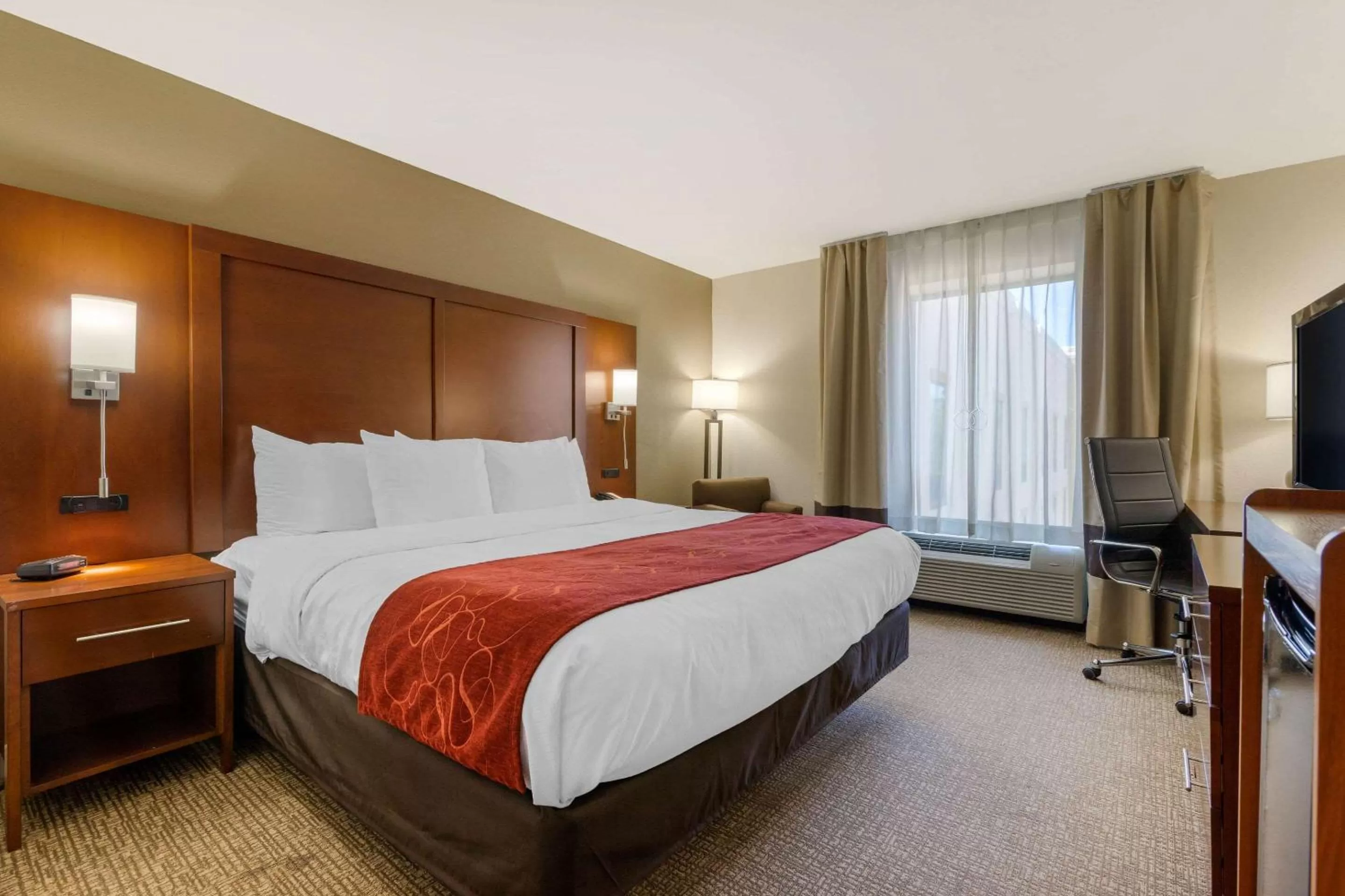 Photo of the whole room, Bed in Comfort Inn & Suites Macon West