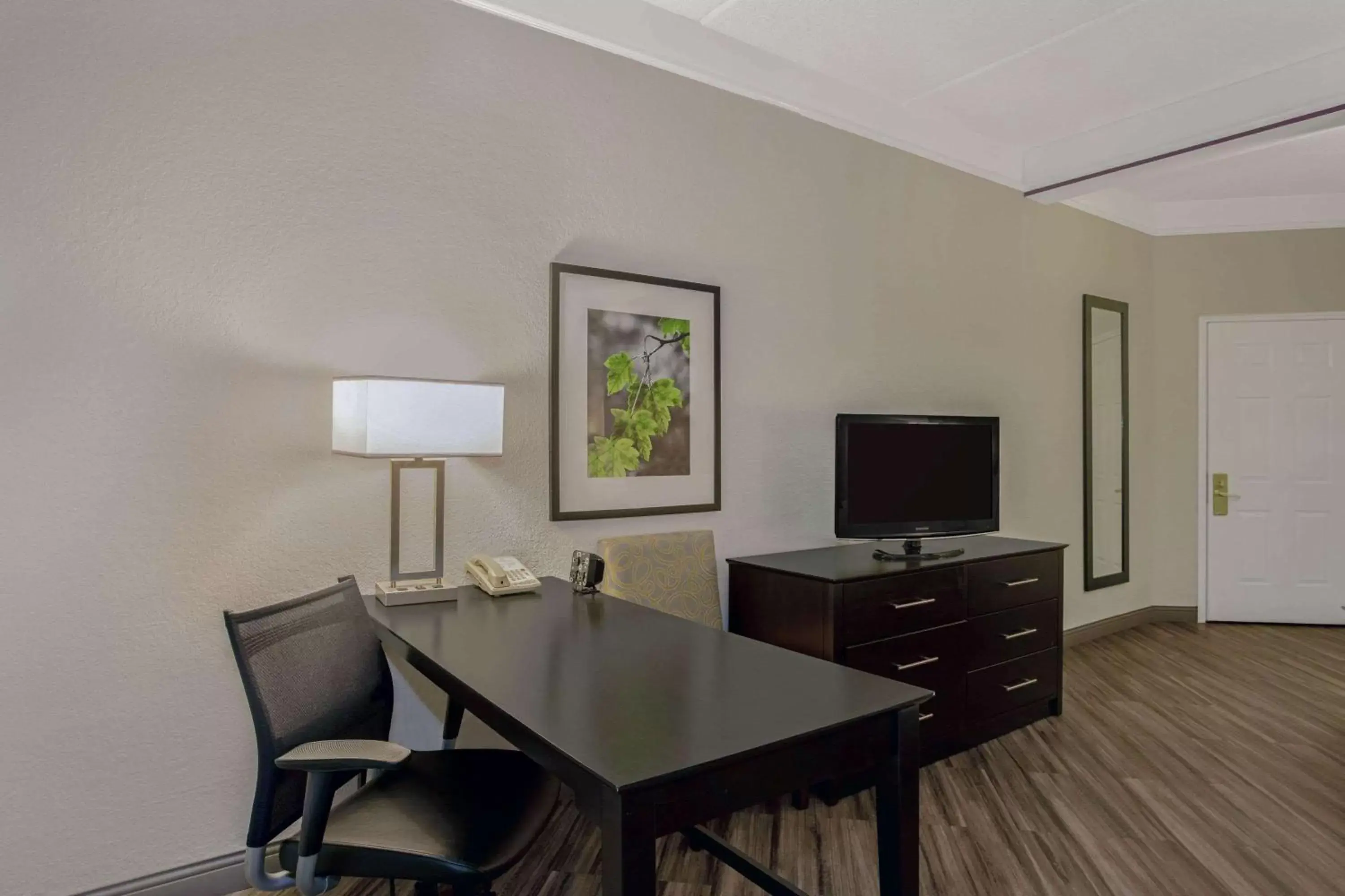 Photo of the whole room, TV/Entertainment Center in La Quinta by Wyndham Orlando Airport North