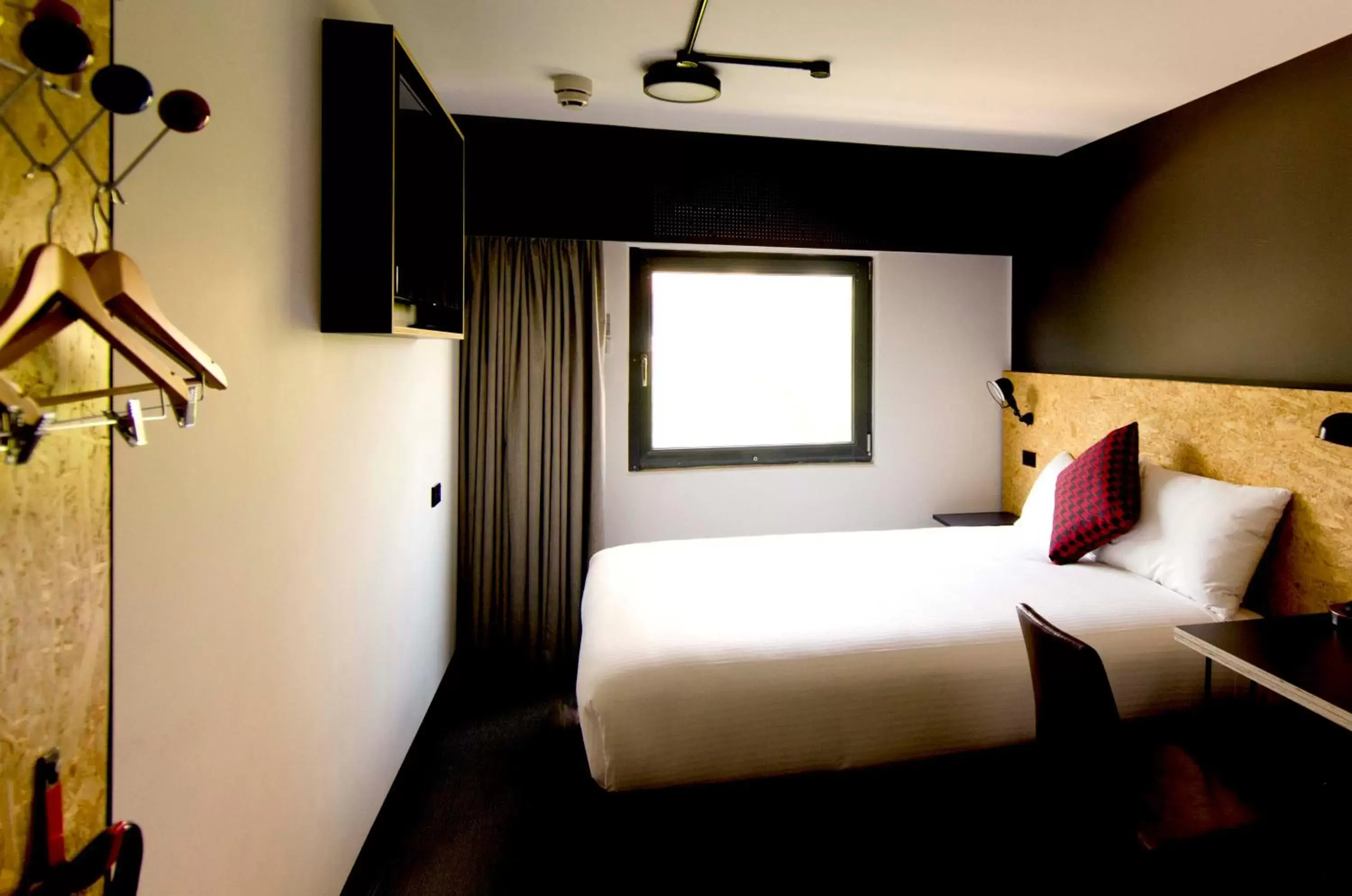 Photo of the whole room, Bed in ibis budget Sydney East