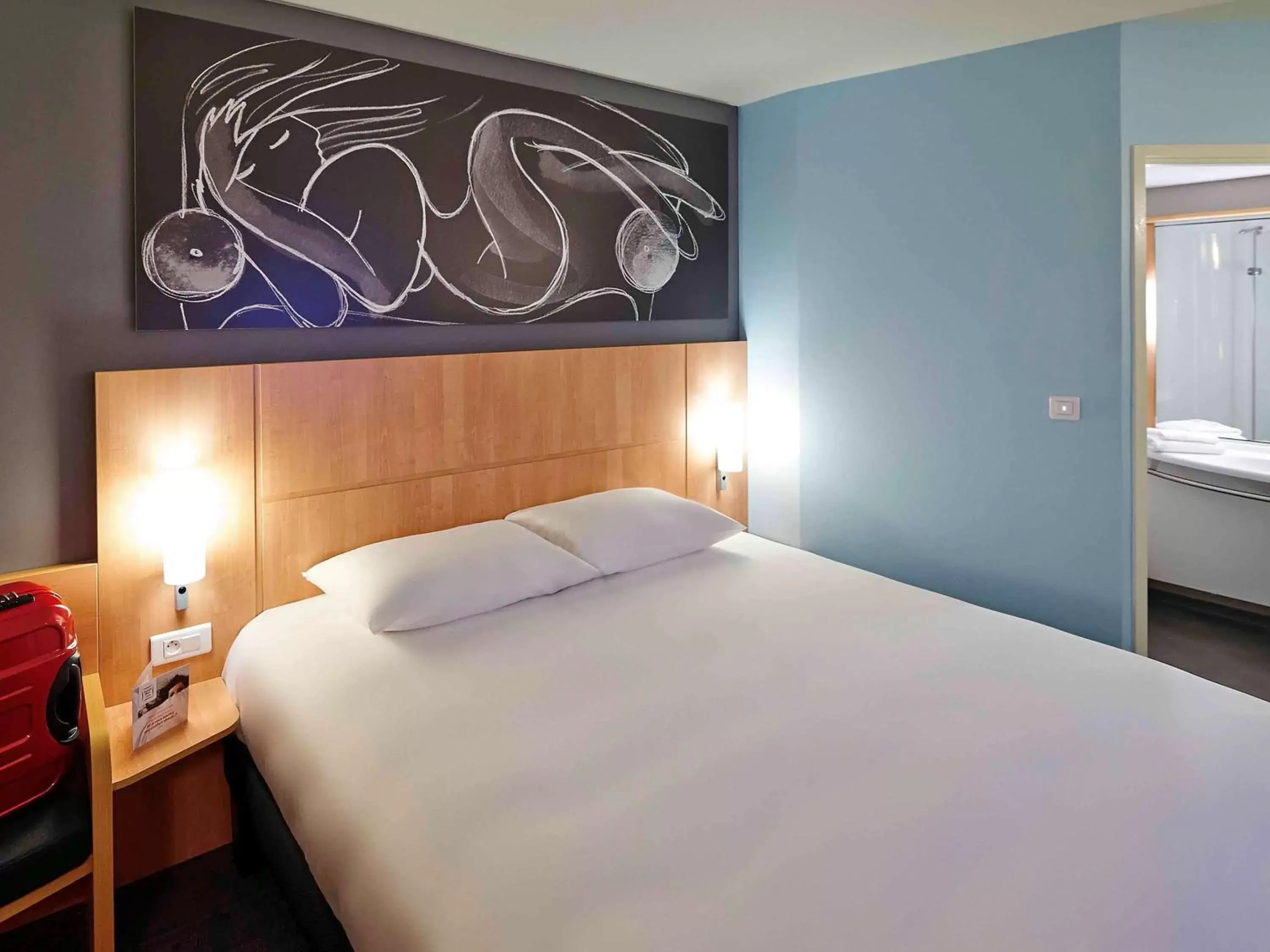 Photo of the whole room, Bed in ibis Les Herbiers