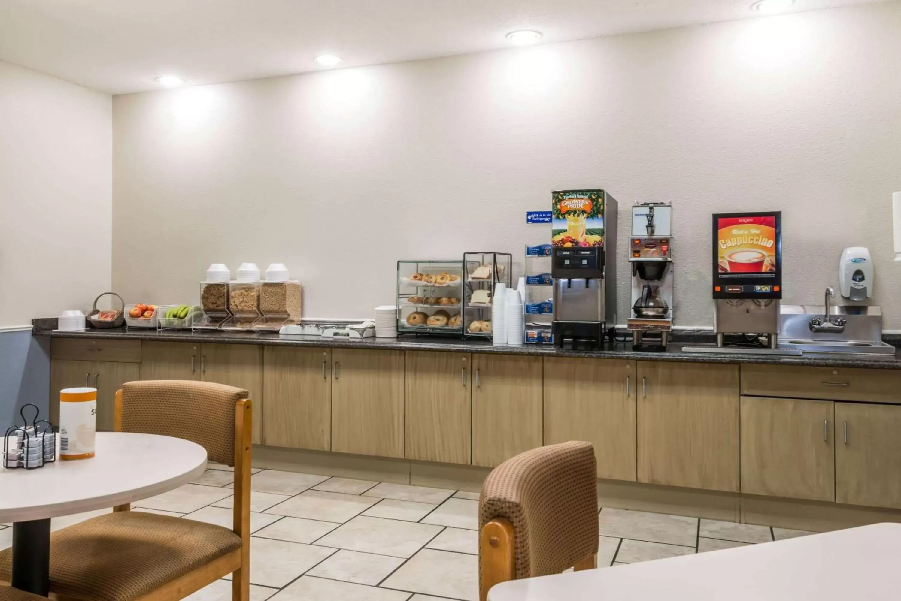 Restaurant/Places to Eat in Microtel Inn & Suites by Wyndham Kansas City Airport