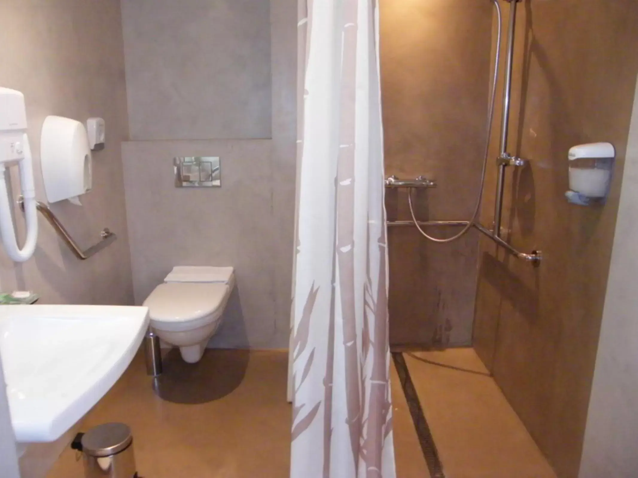 Bathroom in Hôtel Saint-Pierre