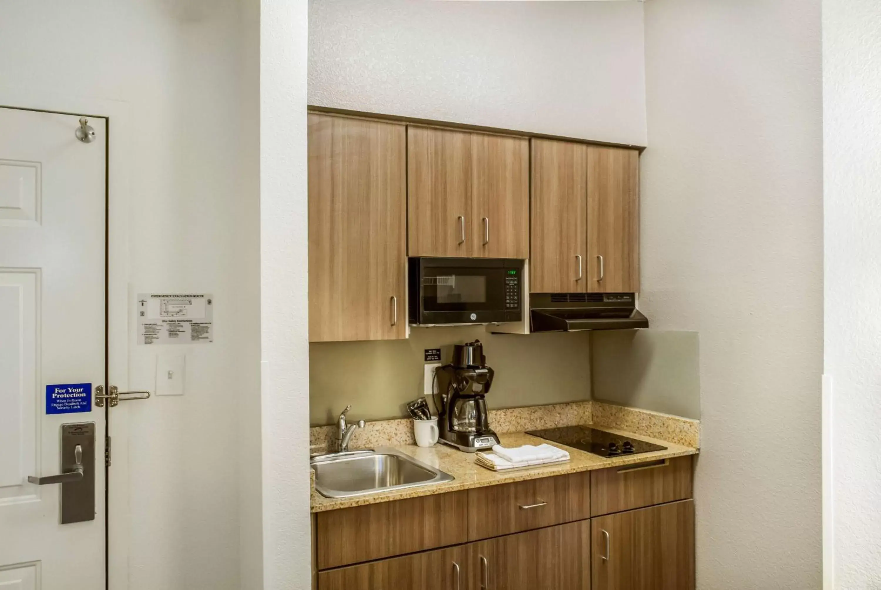 Coffee/tea facilities, Kitchen/Kitchenette in Motel 6 Fishers, In - Indianapolis