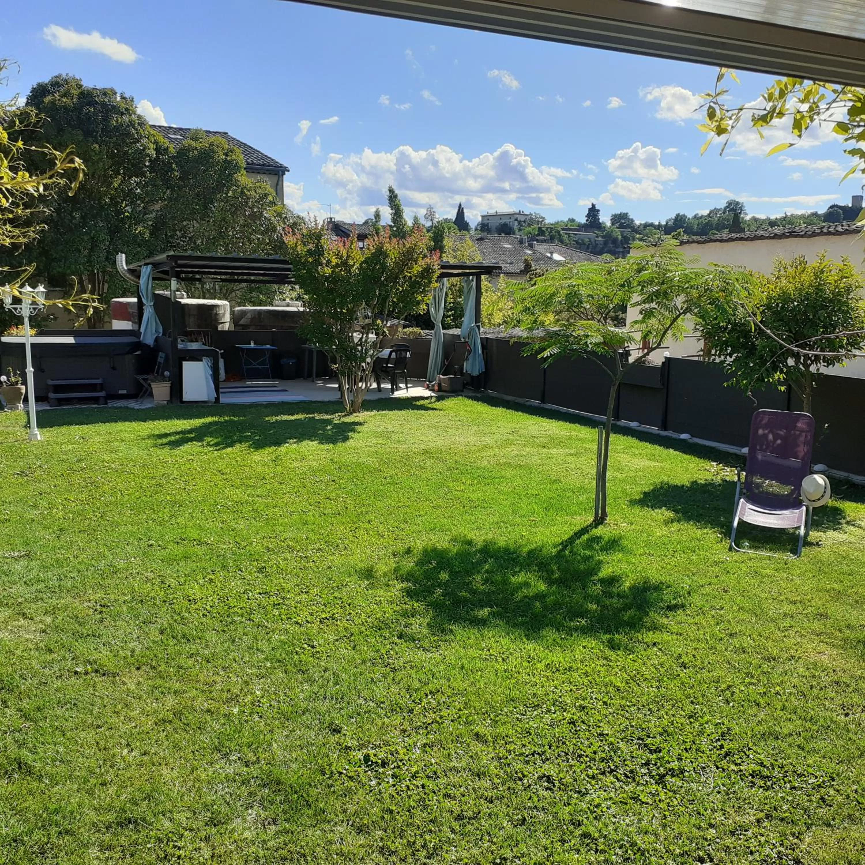 Garden in A l'Ombre des Amandiers Chambres d'hôtes