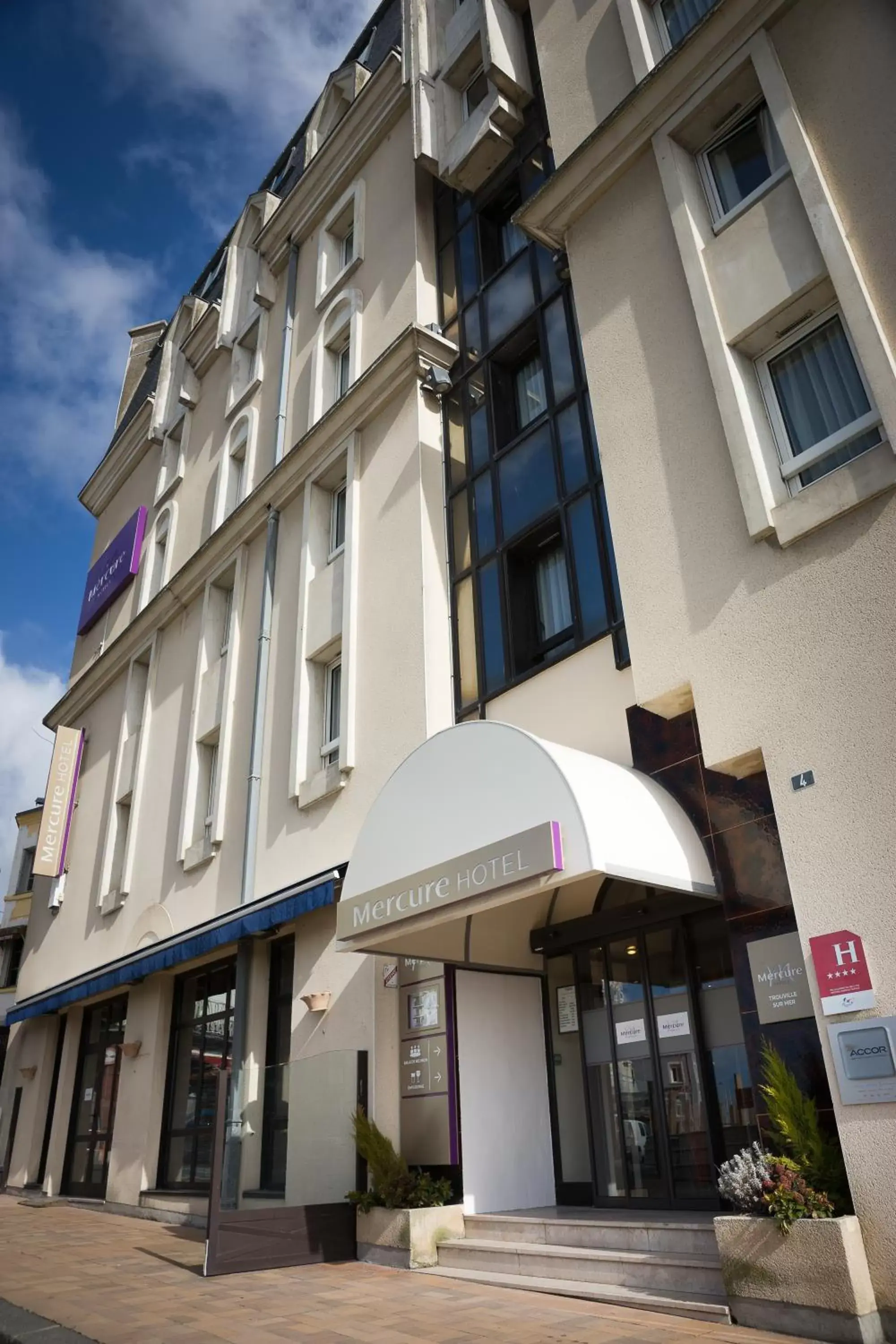 Facade/entrance, Property Building in Mercure Trouville Sur Mer