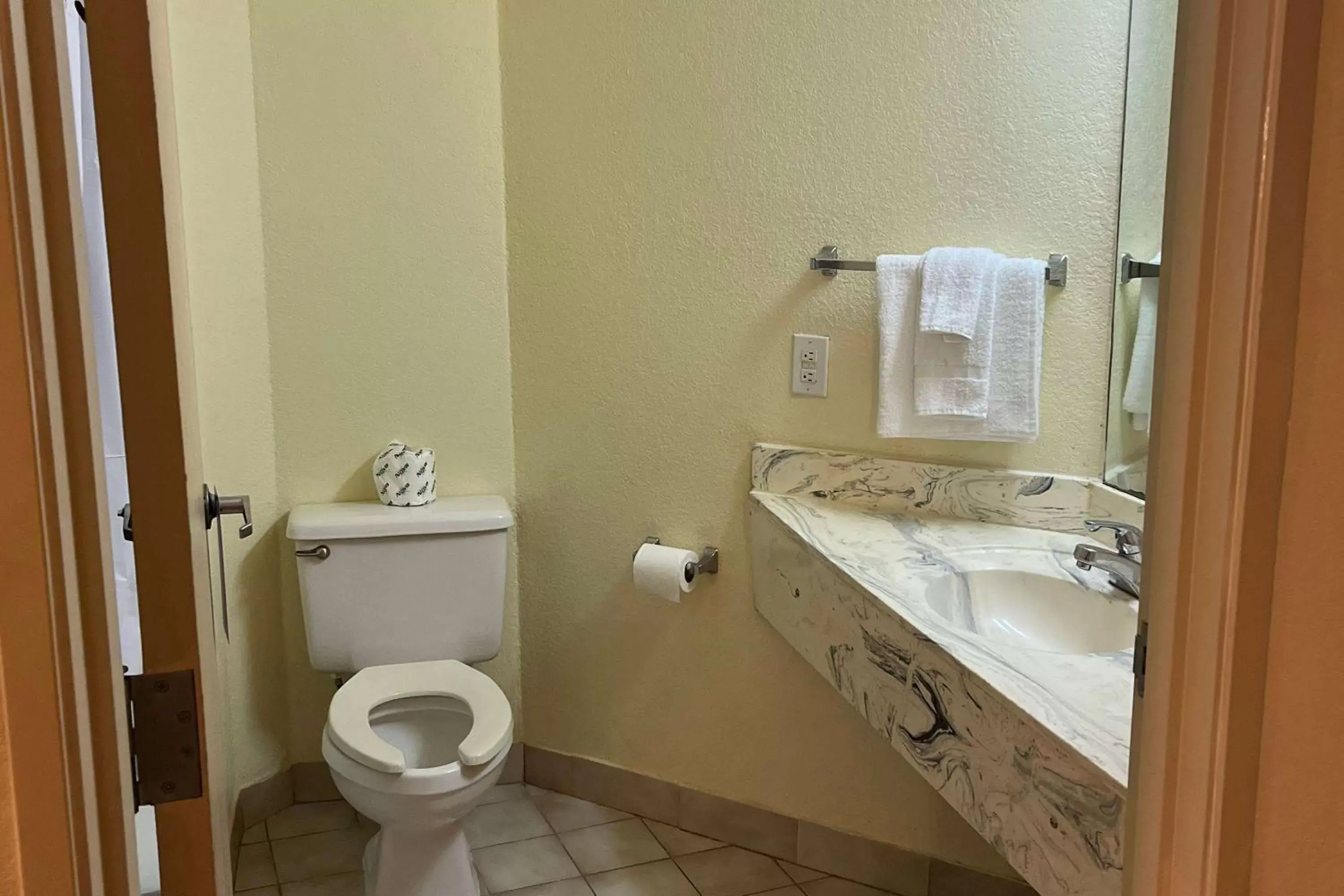 TV and multimedia, Bathroom in Howard Johnson by Wyndham Clarksville Tennessee