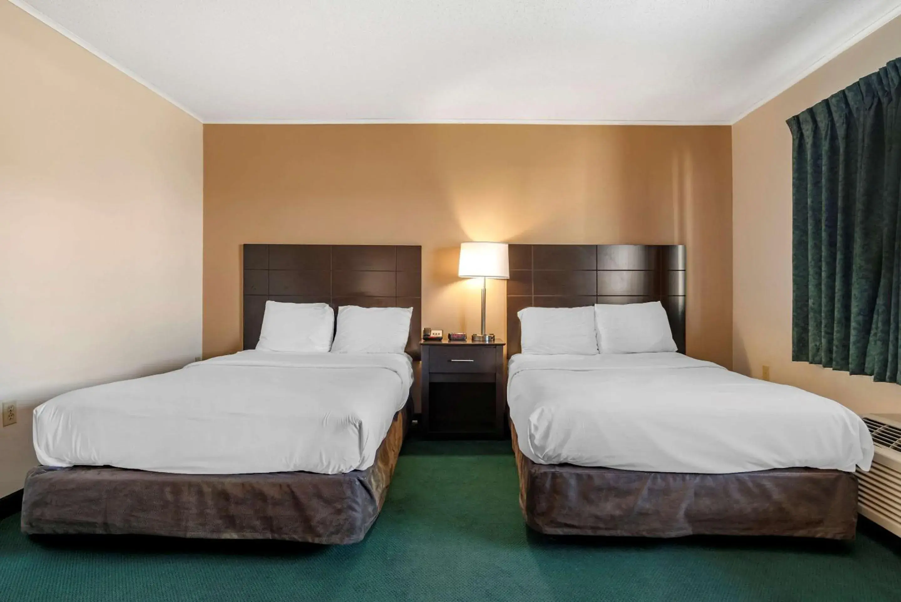 Bedroom, Bed in Rodeway Inn & Suites - Rehoboth Beach