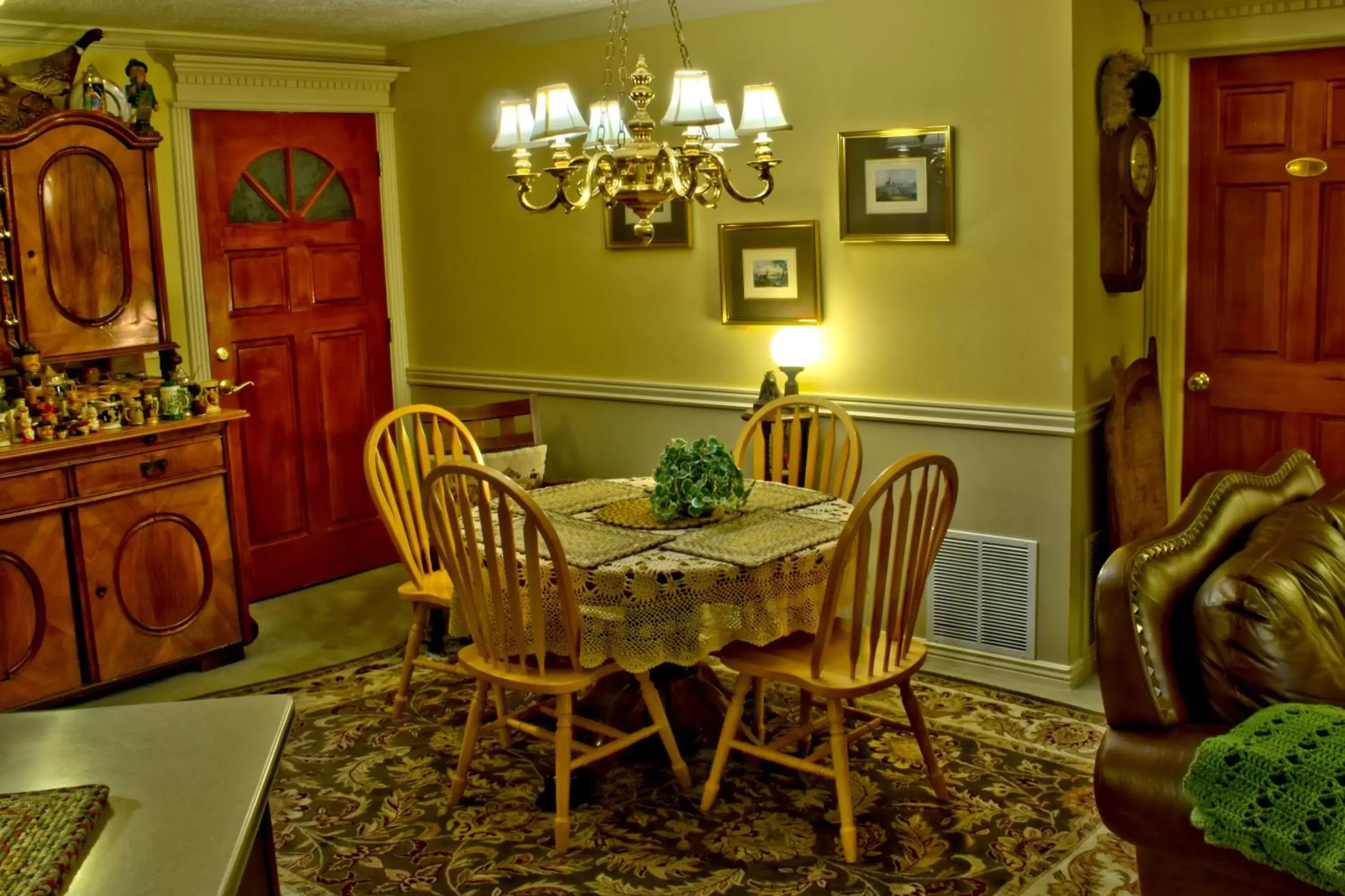 Kitchen or kitchenette, Dining Area in Big Yellow Inn