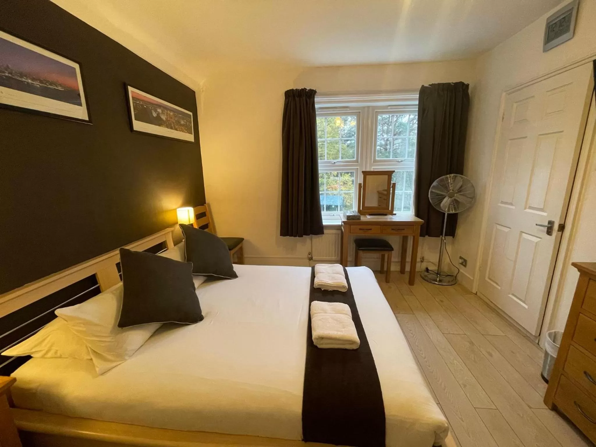 Bedroom, TV/Entertainment Center in Oakhurst Gatwick B&B
