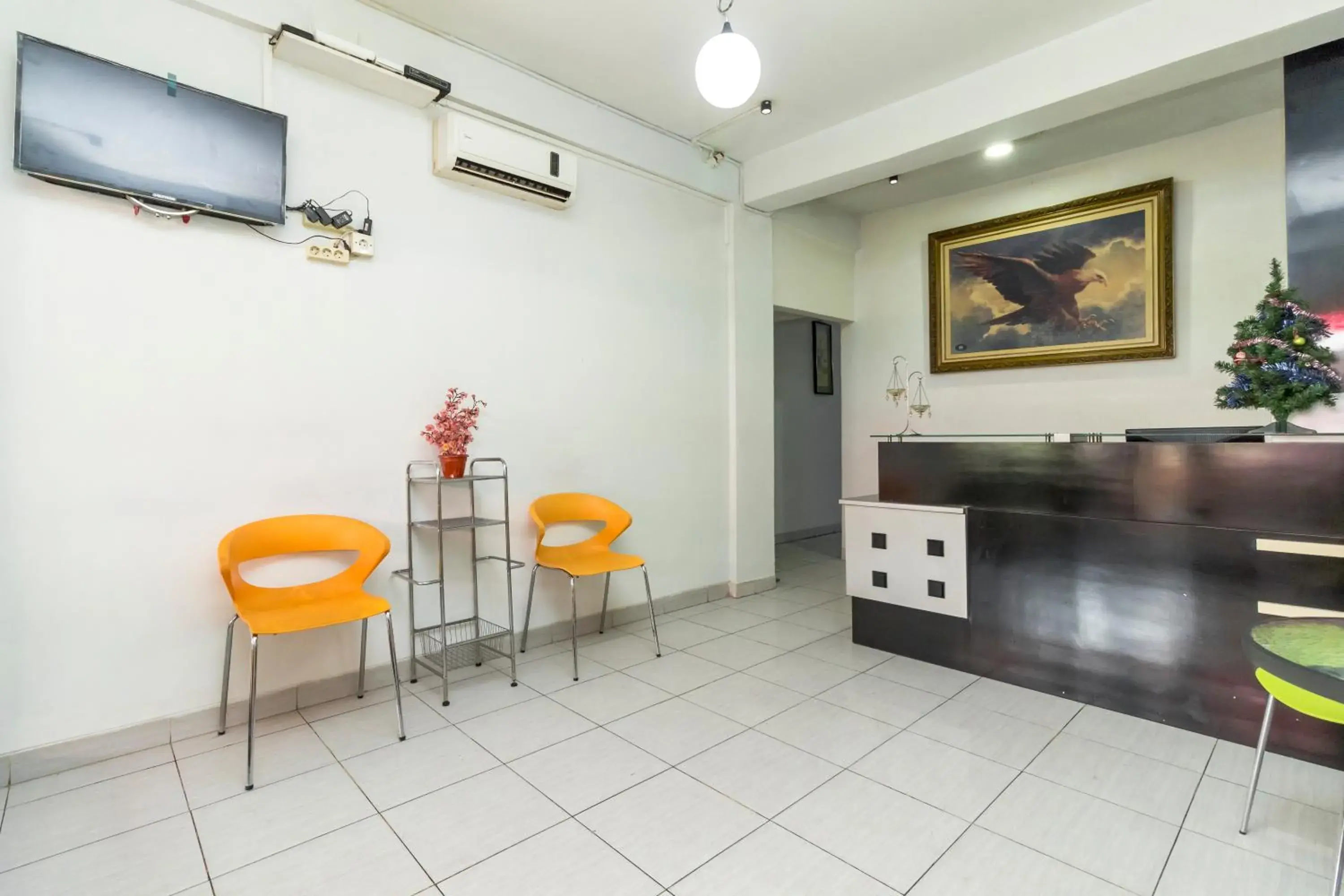 Lobby or reception in Reddoorz near Gajah Mada Plaza 2 Lobby or reception in Reddoorz near Gajah Mada Plaza 2