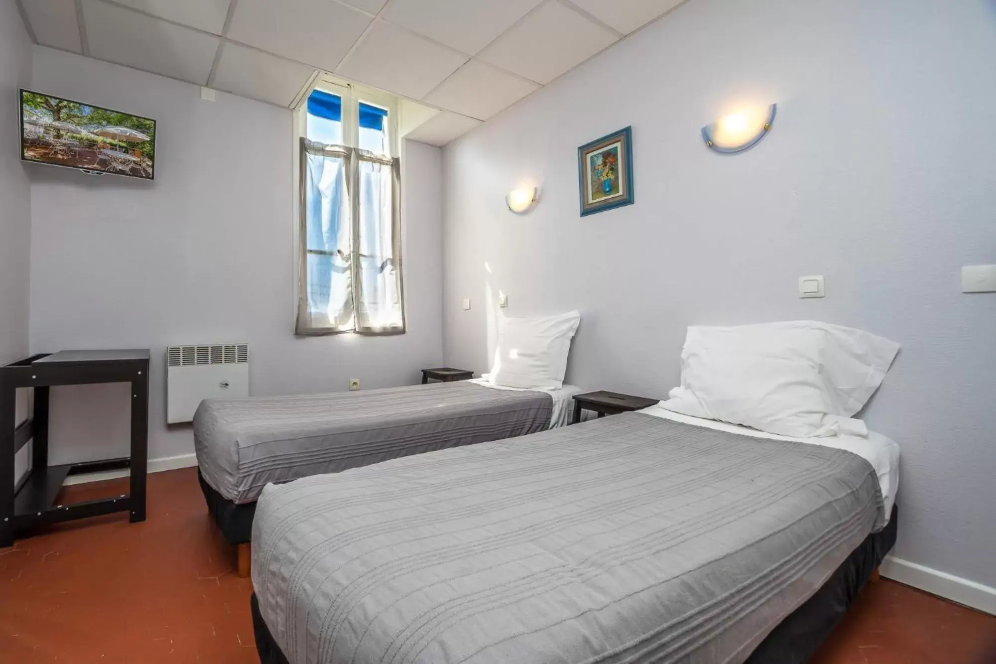 Bedroom, Bed in Hôtel des Moulins