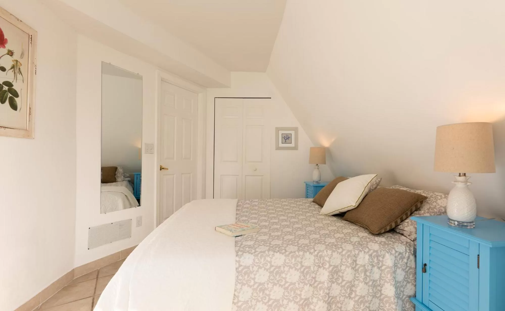 Bed in Pyramids in Florida