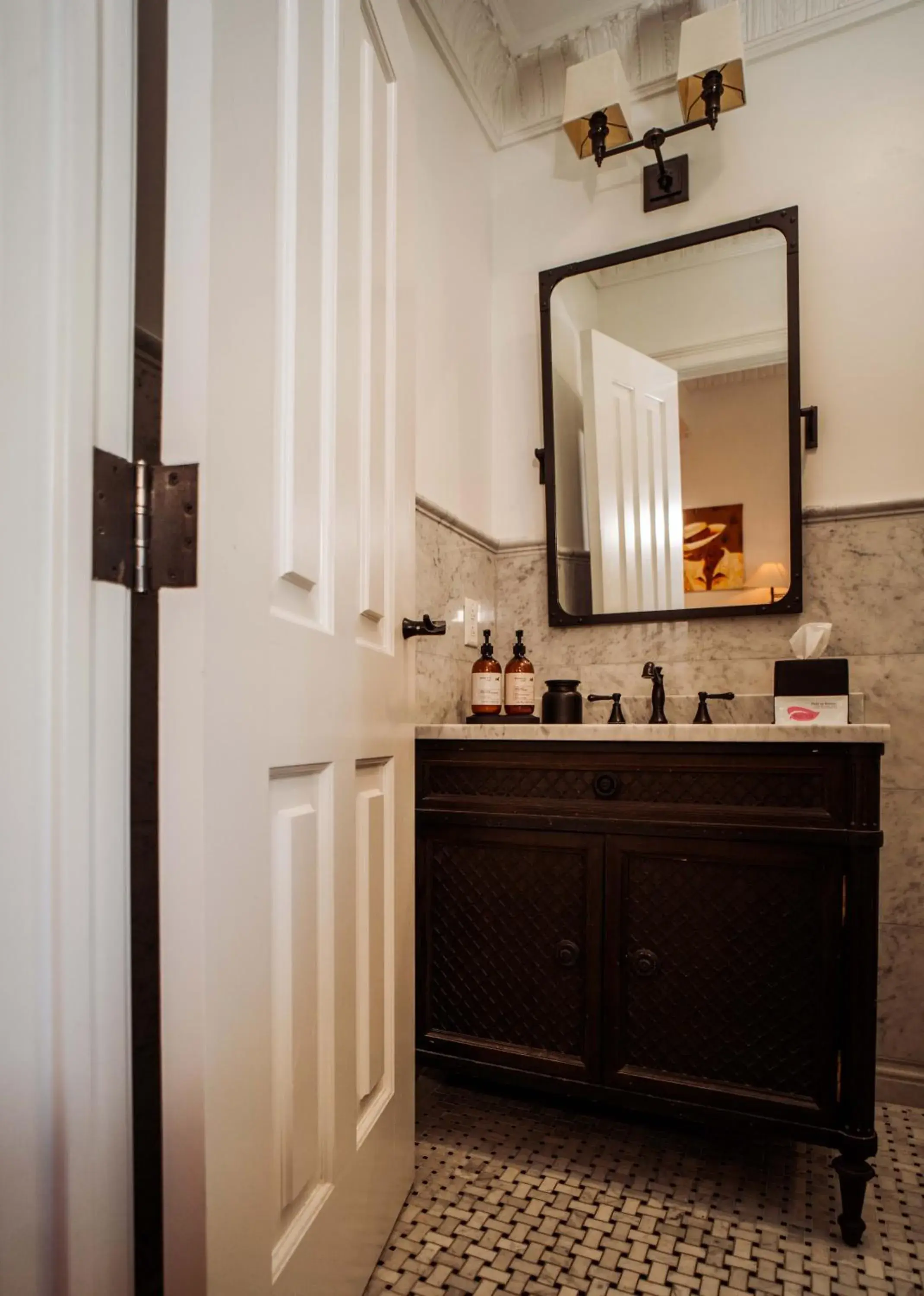 Bathroom, Kitchen/Kitchenette in Royal Frenchmen Hotel and Bar