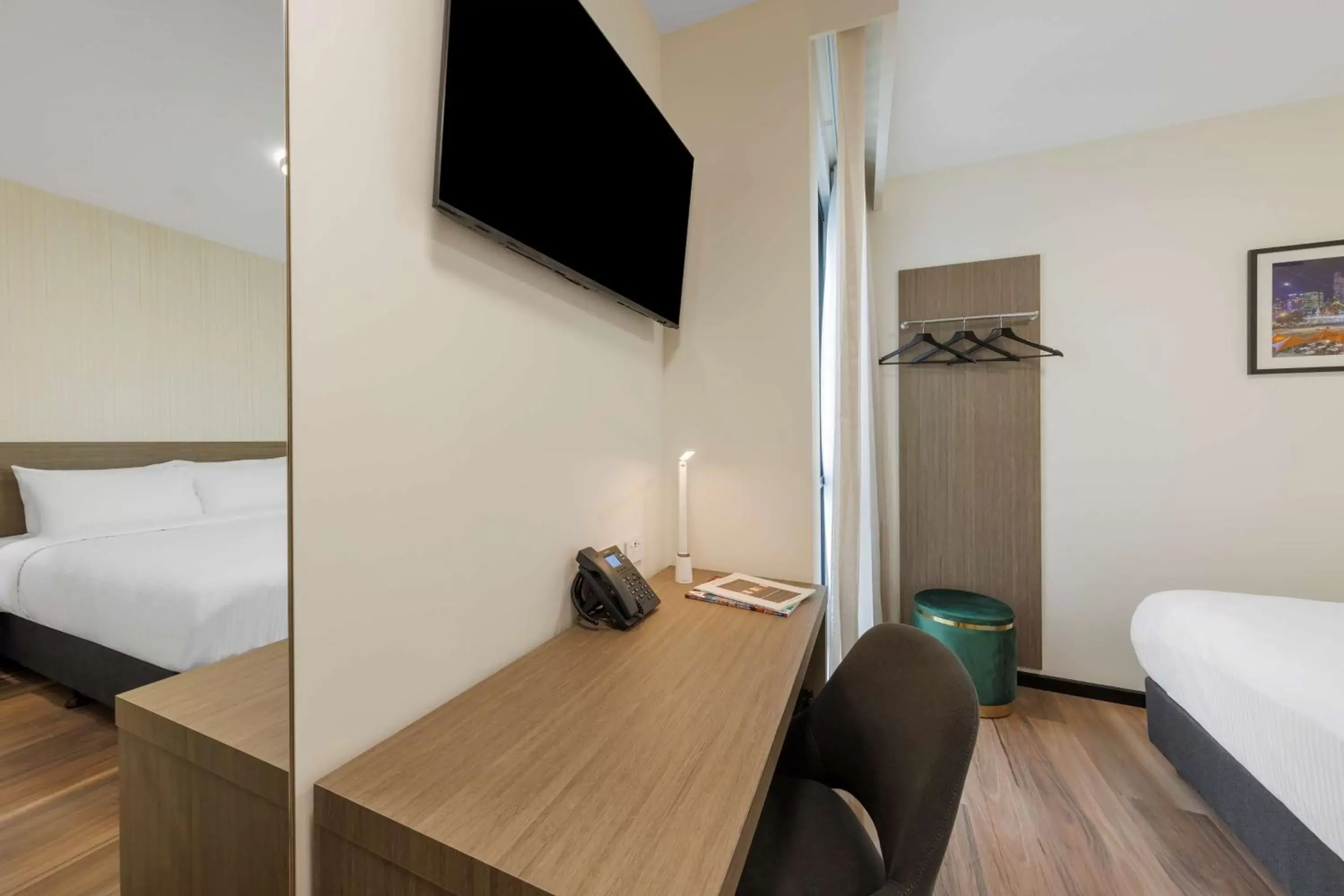 Bed, TV/Entertainment Center in Best Western Queen Victoria Market Hotel