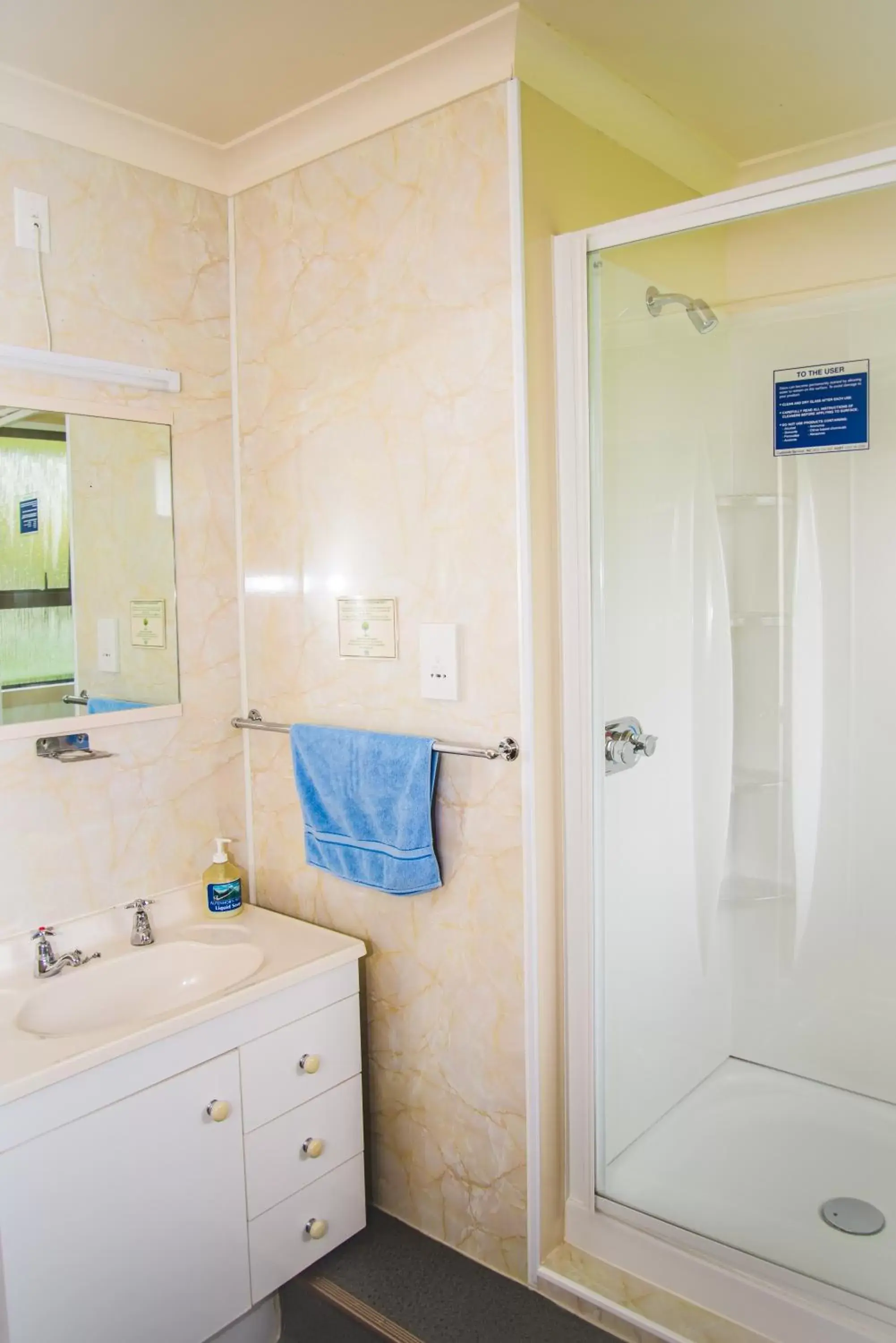 Bathroom in Alpenhorn Motel