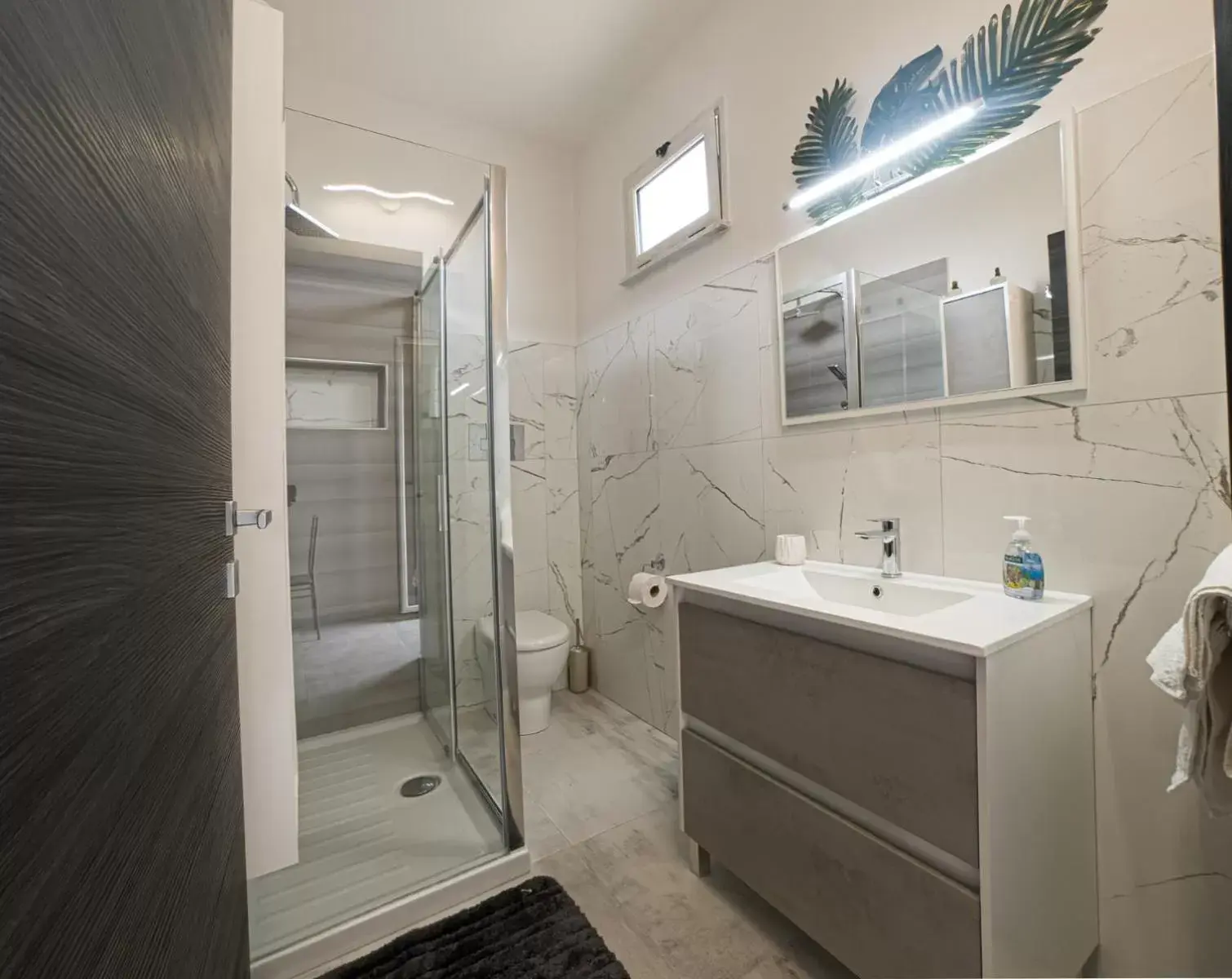 Shower, Bathroom in Deep Sea Residence