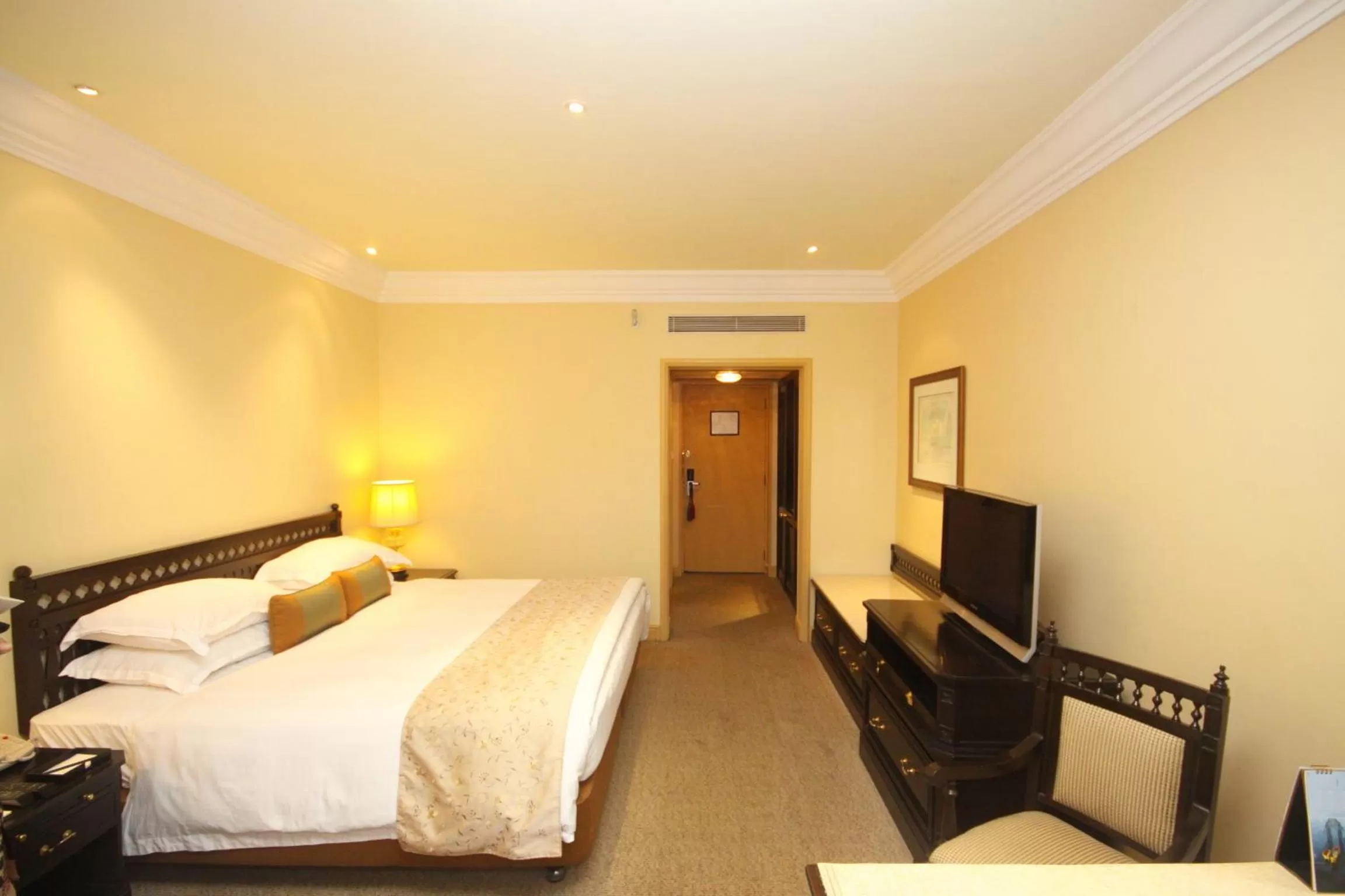 Photo of the whole room, Bed in Taj Bengal