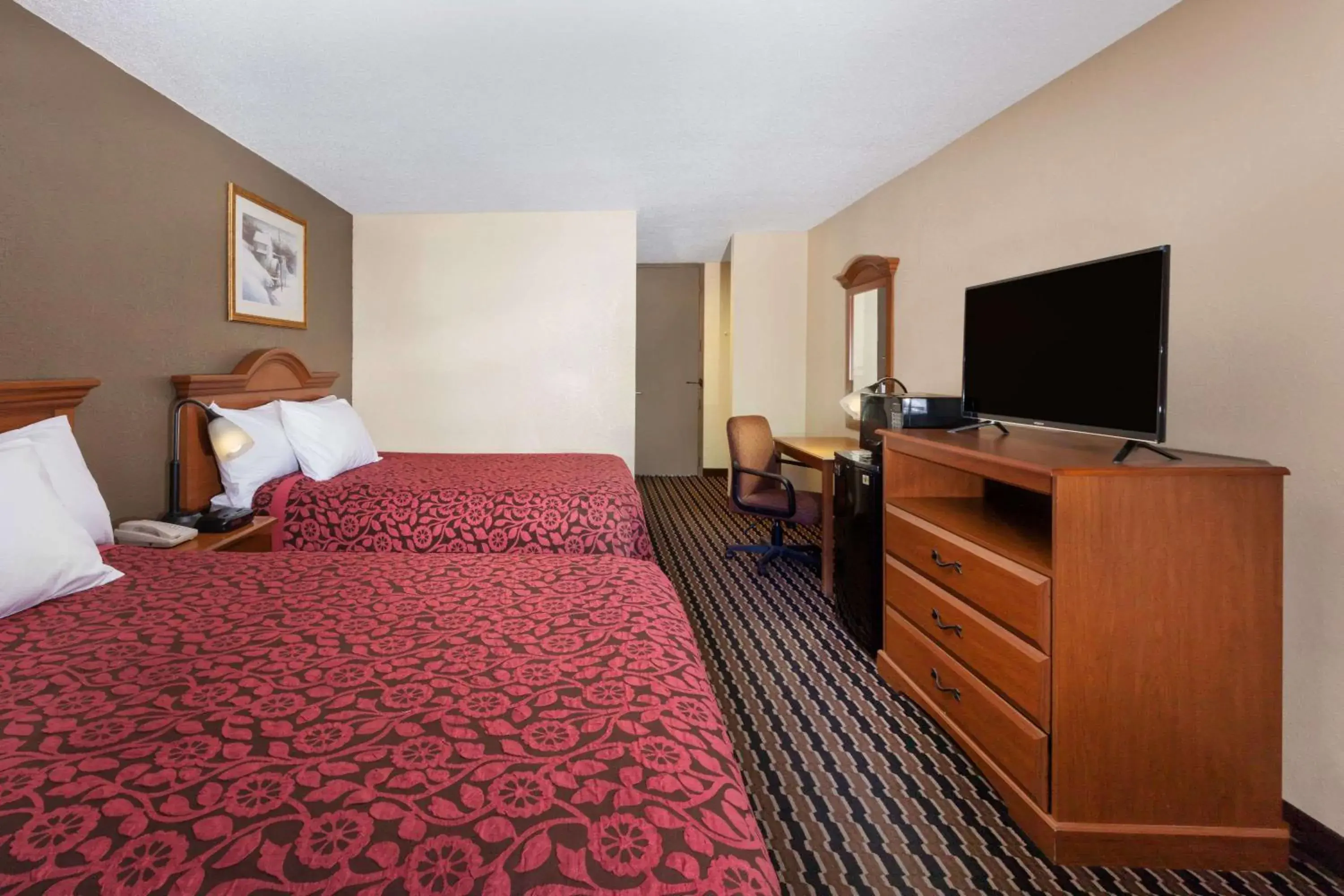 Photo of the whole room, Bed in Days Inn by Wyndham Albion